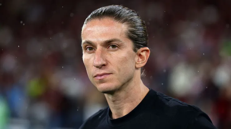 Filipe Luís continua livre no mercado da bola