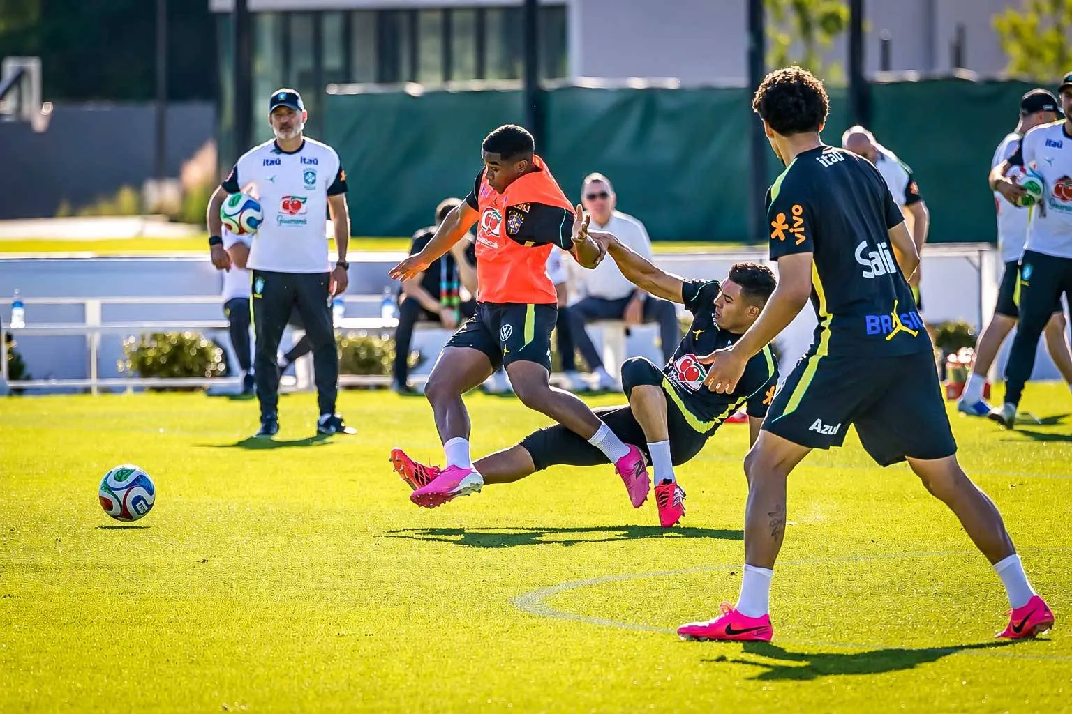 Momento em que Casemiro dá a entrada forte em Endrick durante o treino da Seleção Brasileira. Foto: IMAGO /&nbsp;Brazil Photo Press