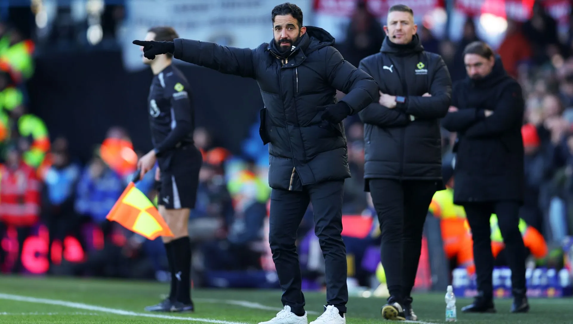 Ruben Amorim gesticula durante a partida da Premier League. Foto: Molly Darlington/Getty Images