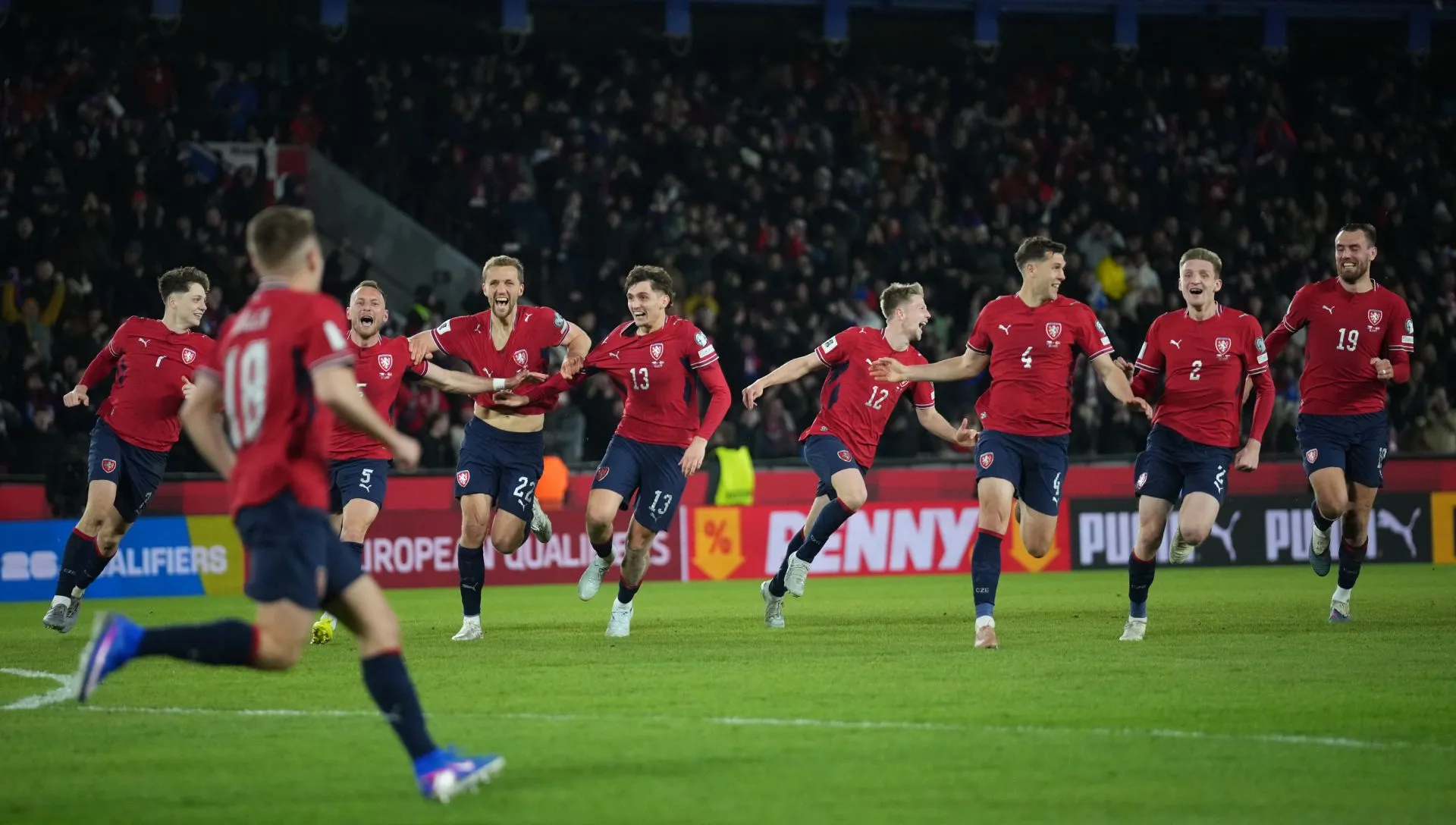 Jogadores da República Tcheca comemoram classificação para Copa do Mundo. Foto: Gabriel Kuchta/Getty Images