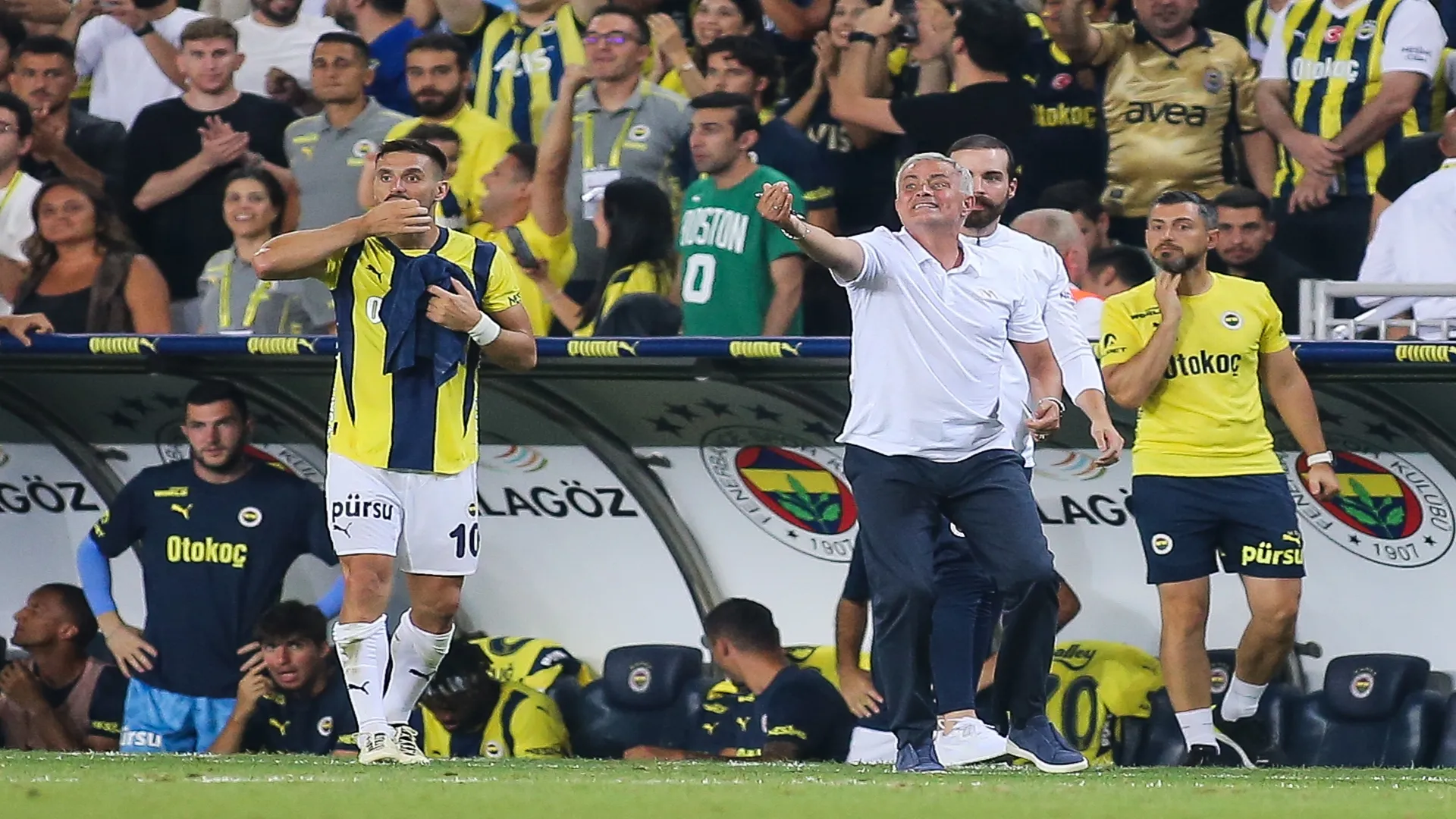 Mourinho em 2024 pelo Fenerbahçe – Ahmad Mora/Getty Images