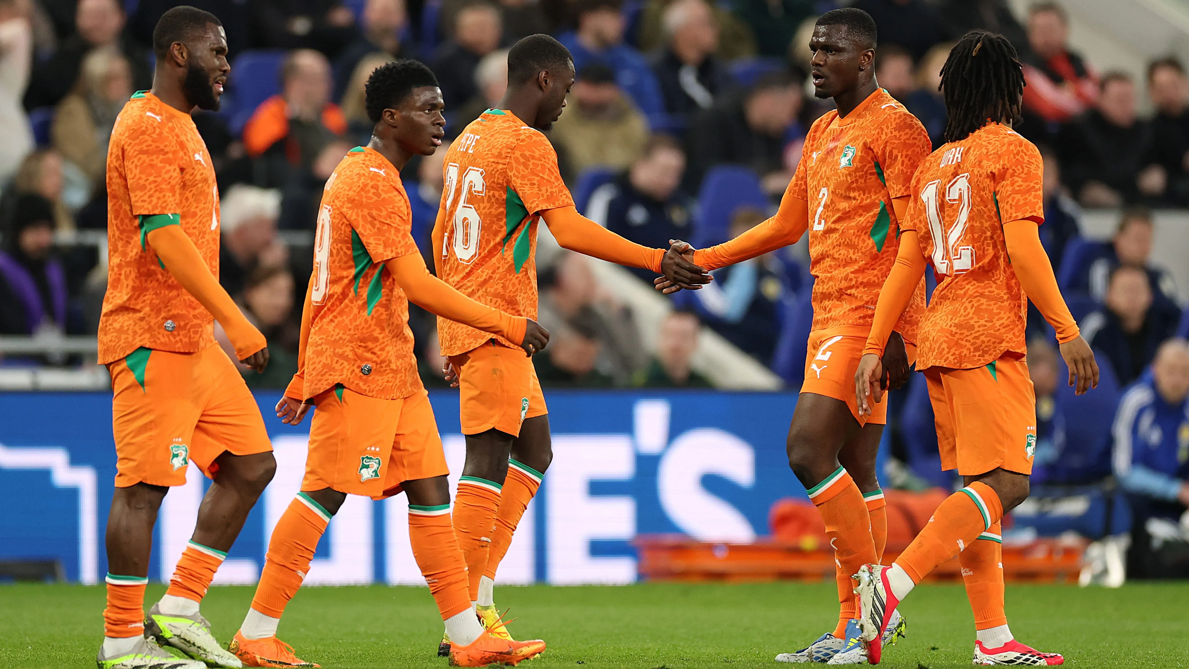 Jogadores da Seleção da Costa do Marfim reunidos com uniforme laranja