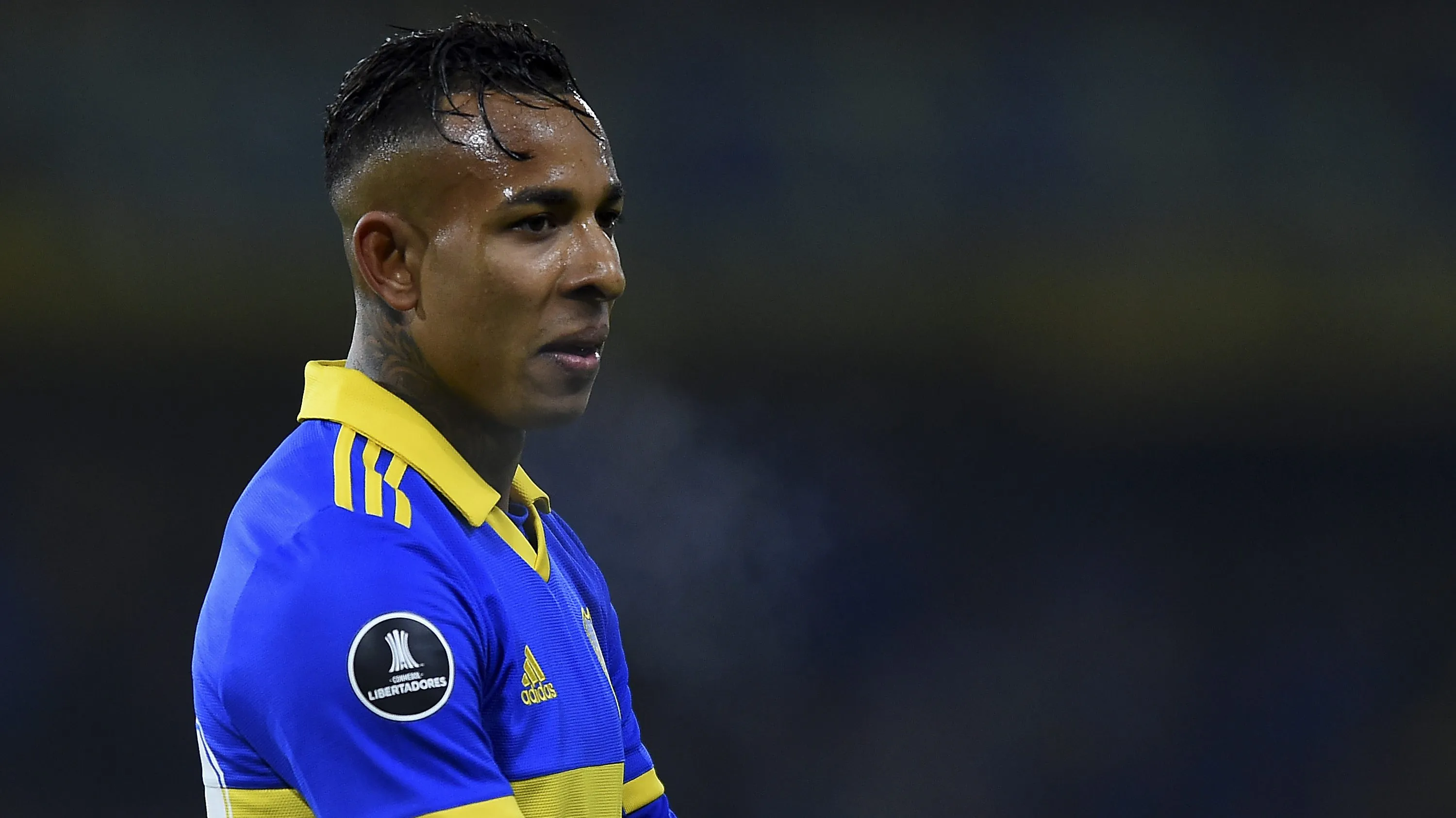 Sebastian Villa olha para frente usando camisa do Boca Juniors azul com detalhes amarelos