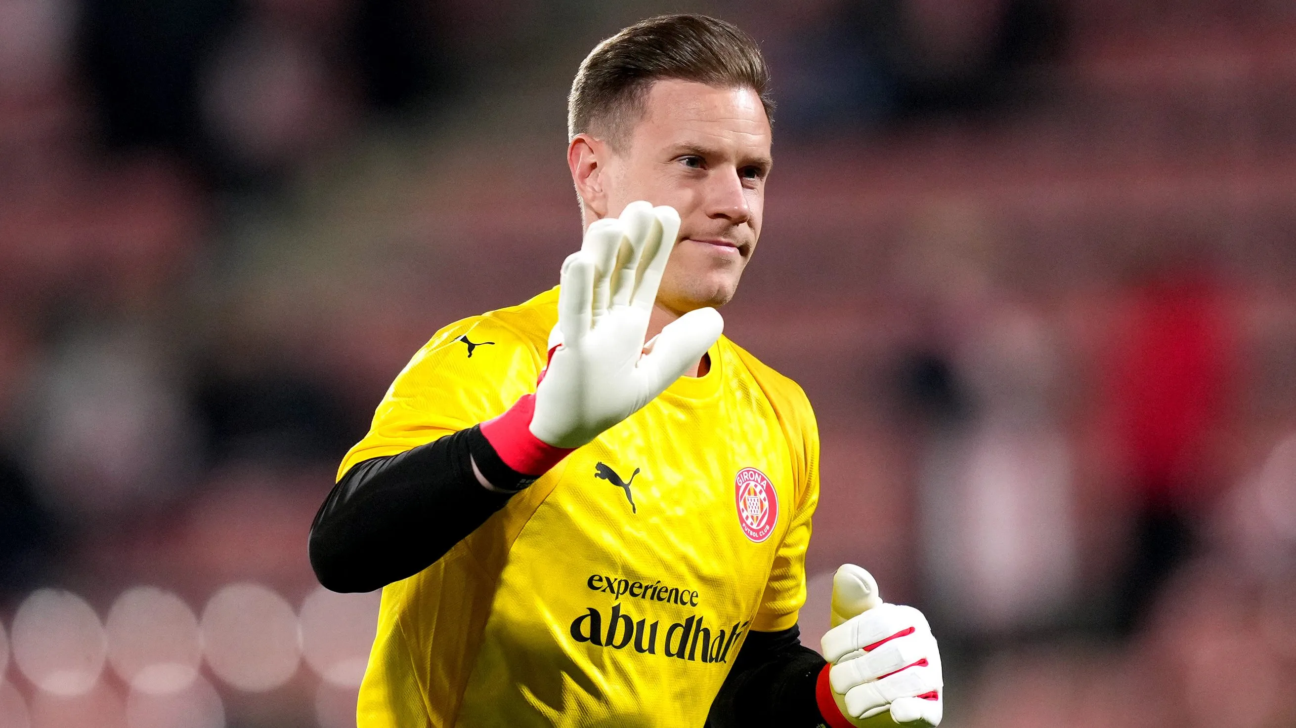 Ter Stegen acenando com camisa amarela