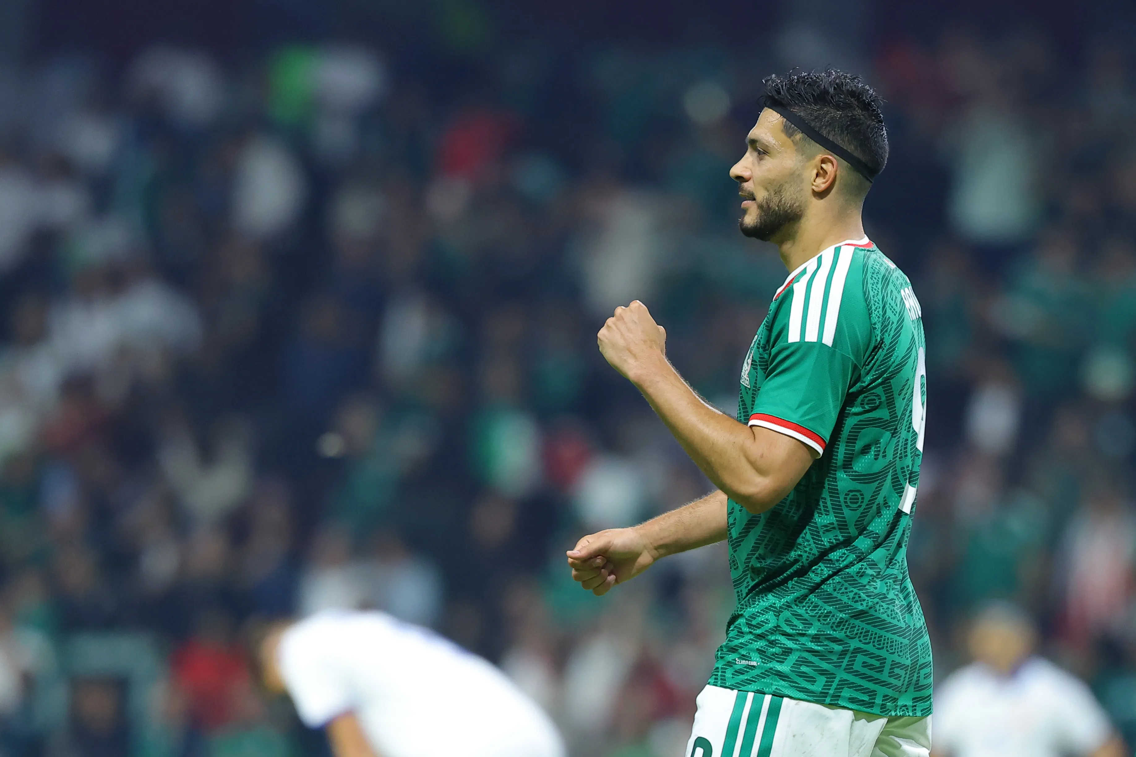 Raúl Jiméne comemorando um gol pelo México (Foto: Agustin Cuevas/Getty Images)
