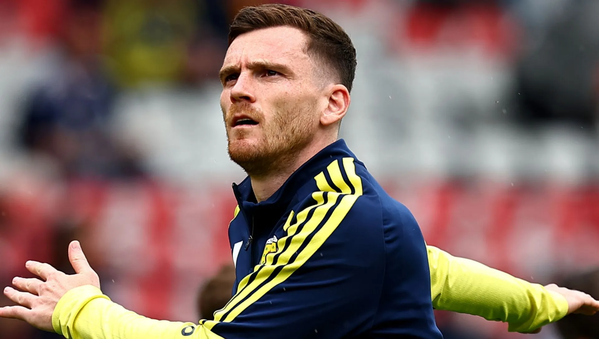 Andy Robertson, do Tottenham, se aquece antes do amistoso.