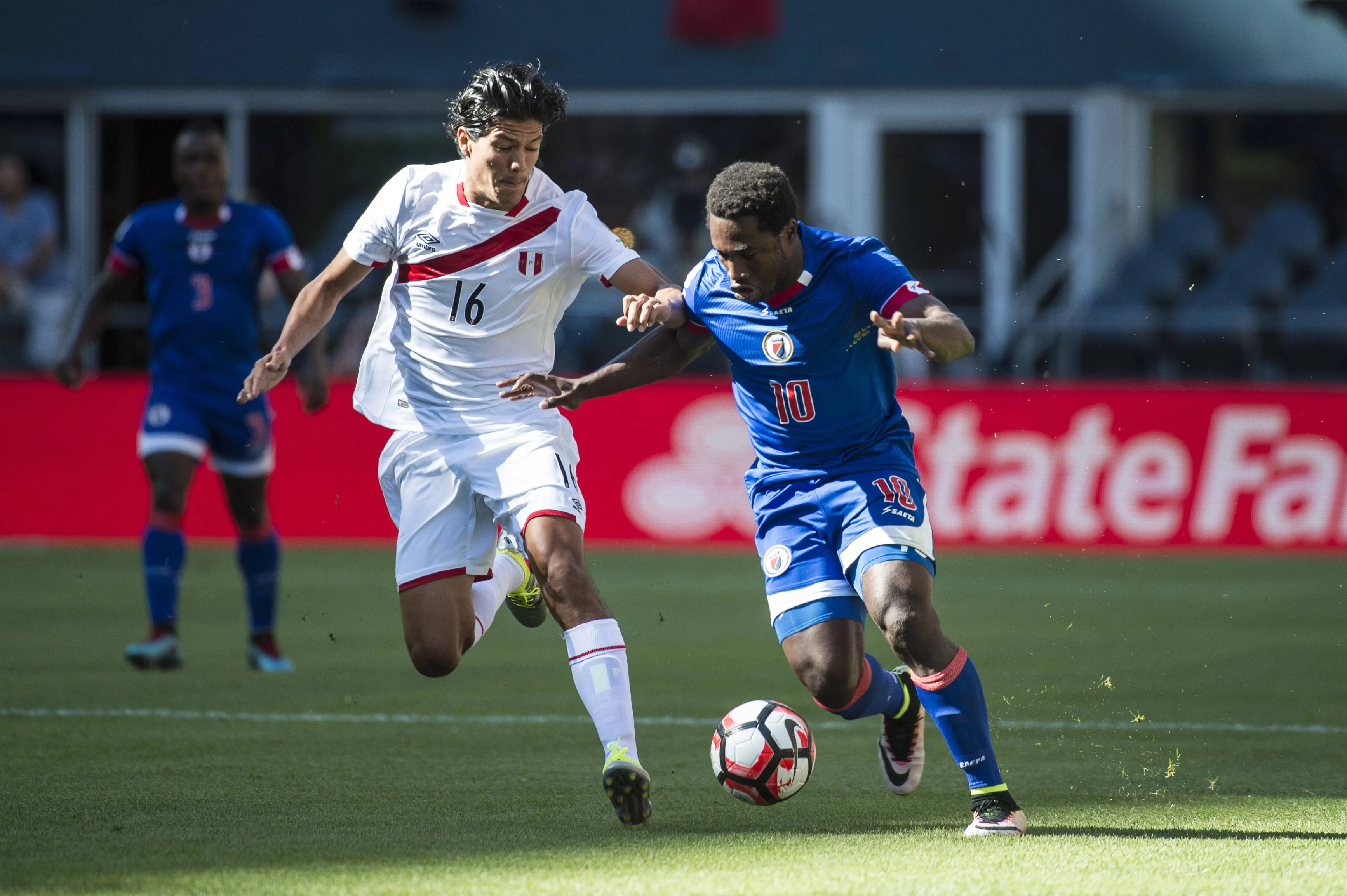 O meio-campista peruano OSCAR VILCHEZ (16) e o meio-campista haitiano JEFF LOUIS (10) disputam a bola durante o torneio de futebol Copa América Centenário no Century Link Field em Seattle, Washington, Estados Unidos, em 4 de junho de 2016.