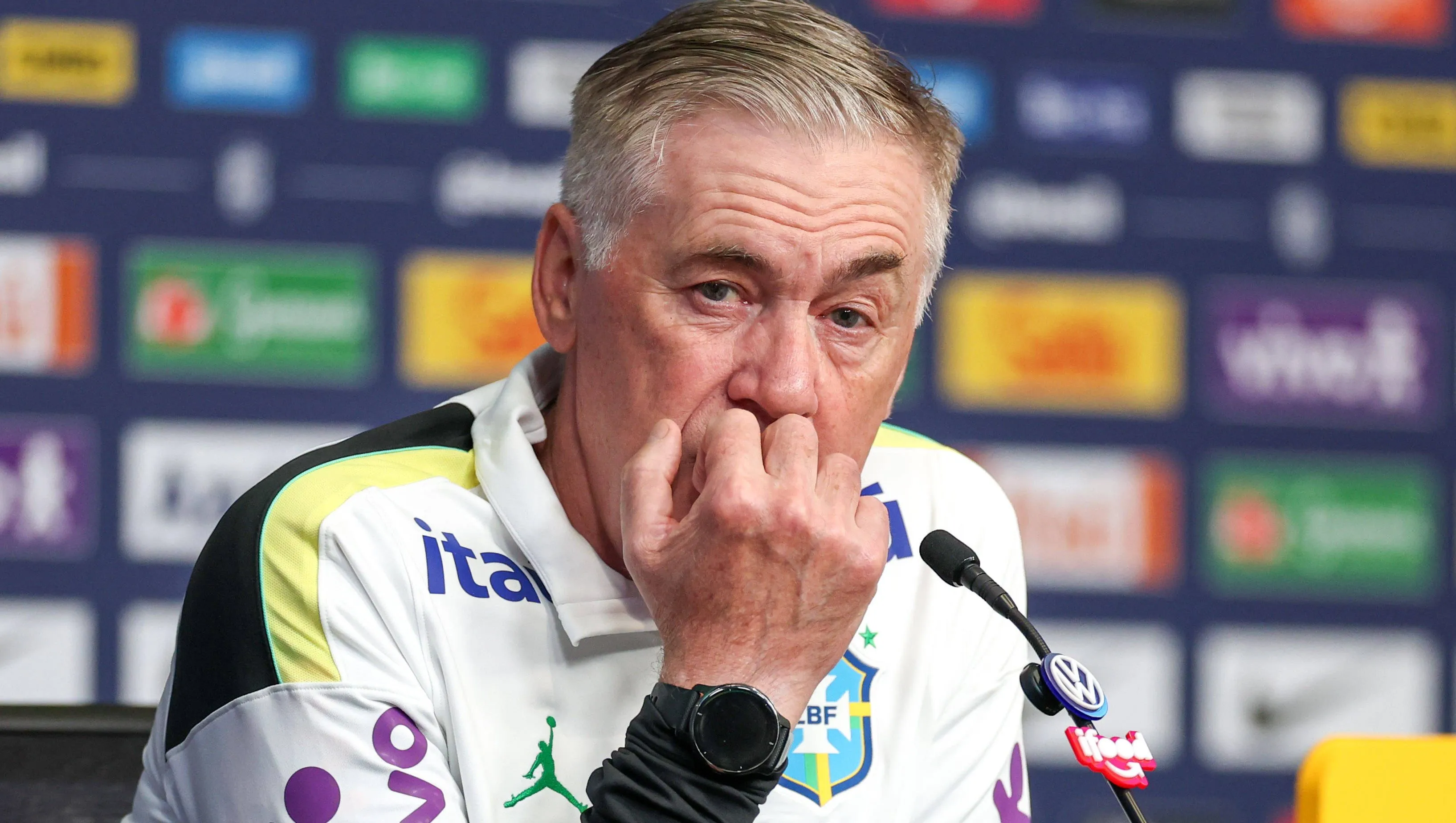 Ancelotti, sentado, em entrevista