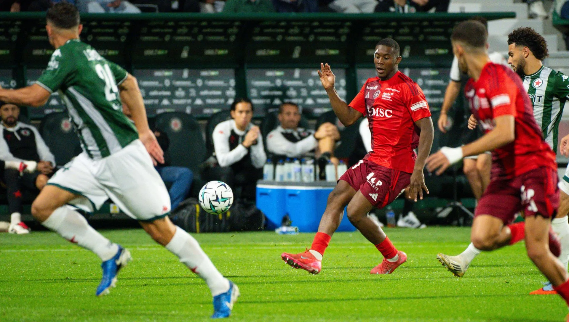 Jogadores do Annecy durante a partida da Ligue 2. Foto: Federico Pestellini PsnewZ/IMAGO/PsnewZ