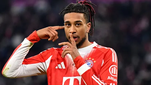 Olise comemorando um gol pelo Bayern. Foto: Sebastian Widmann/Getty Images