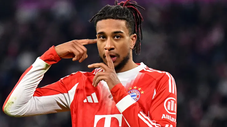 Olise comemorando um gol pelo Bayern. Foto: Sebastian Widmann/Getty Images