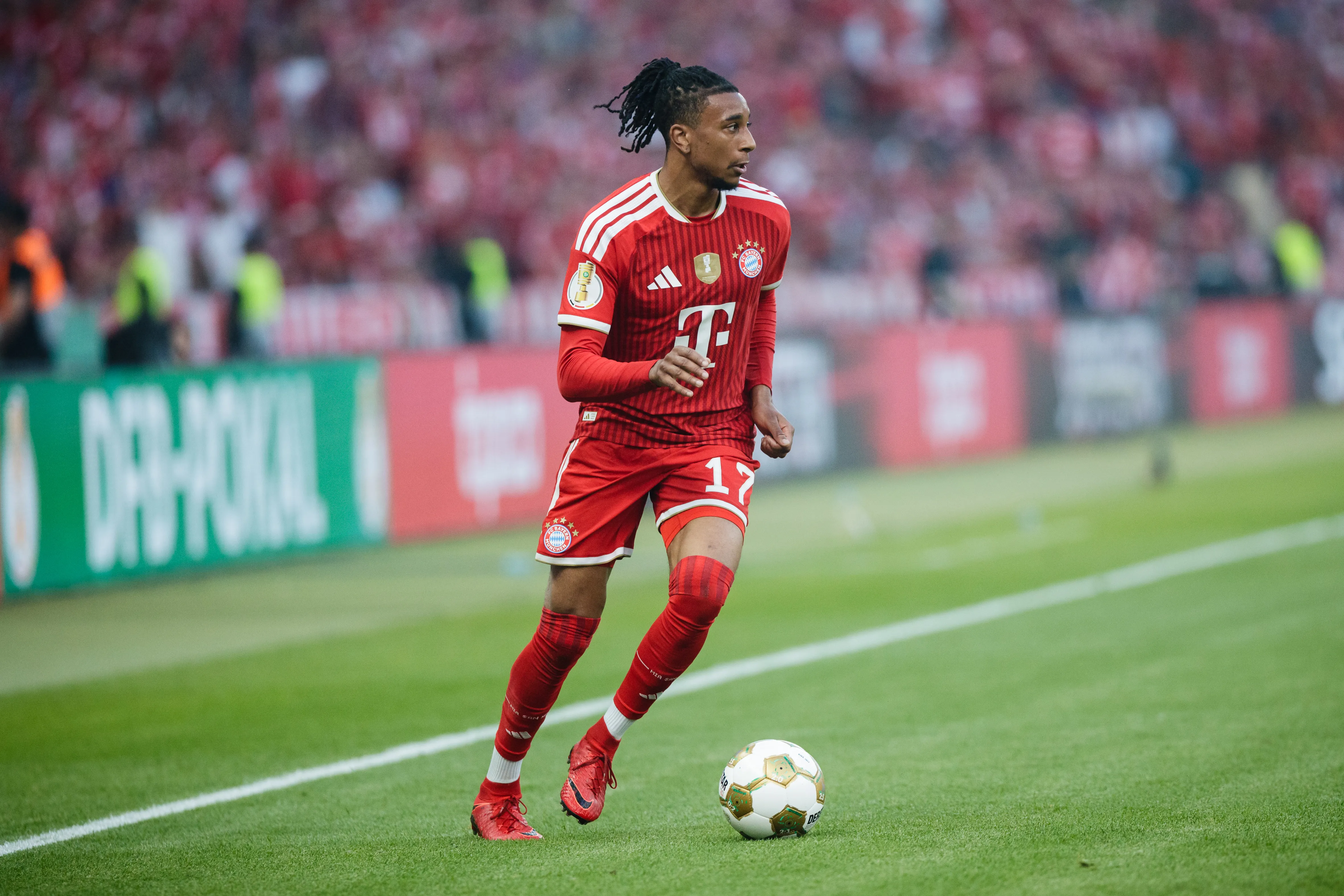 Olise em campo pelo Bayern (Foto: Reinaldo Coddou H./Getty Images)