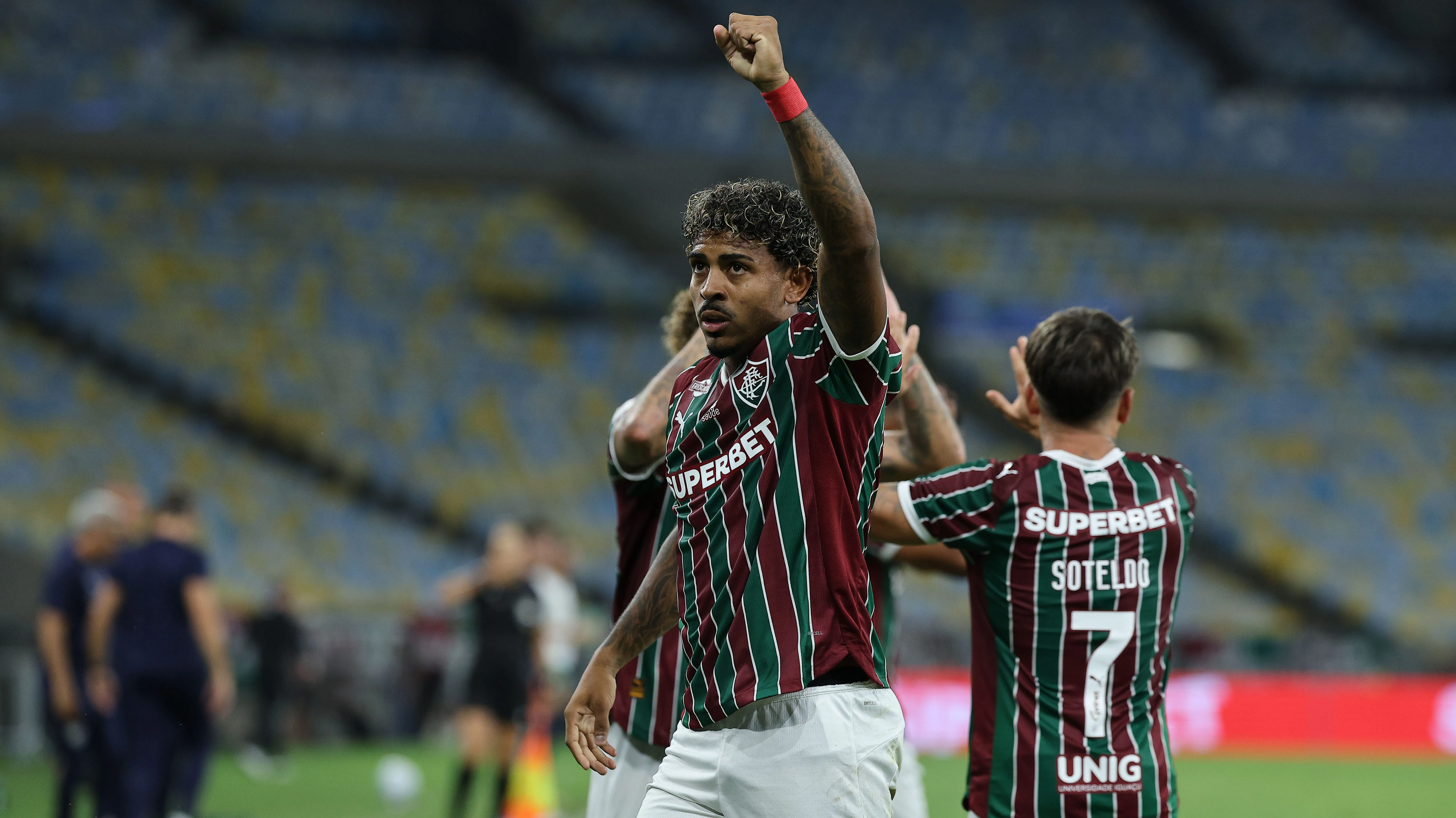 John Kennedy comemorando gol com punho cerrado erguido