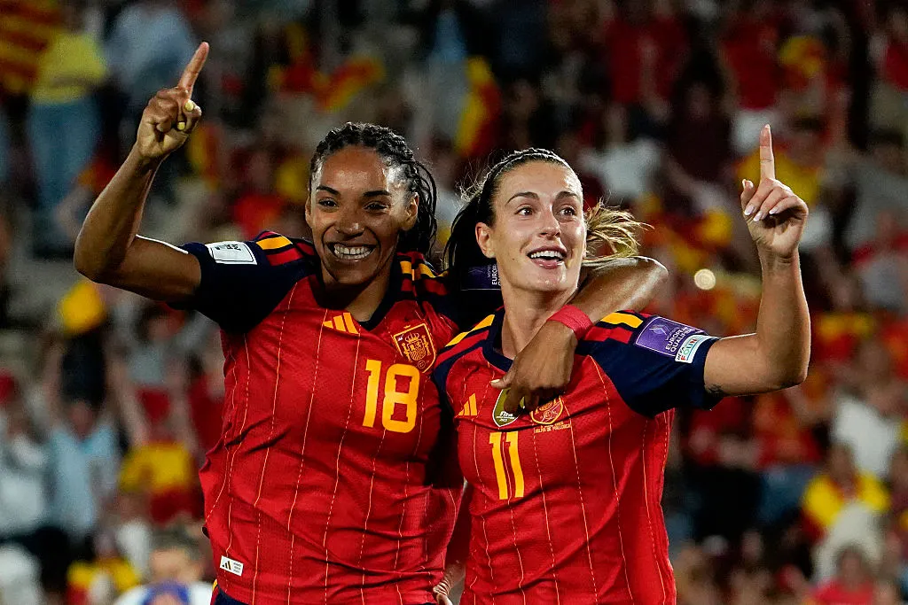 Alexia Putellas e Salma Paralluelo comemorando um gol da Espanha - Foto: Rafa Babot/Getty Images