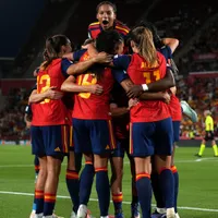 Espanha domina a Inglaterra e encaminha classificação para a Copa