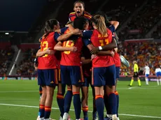 Espanha domina a Inglaterra e encaminha classificação para a Copa