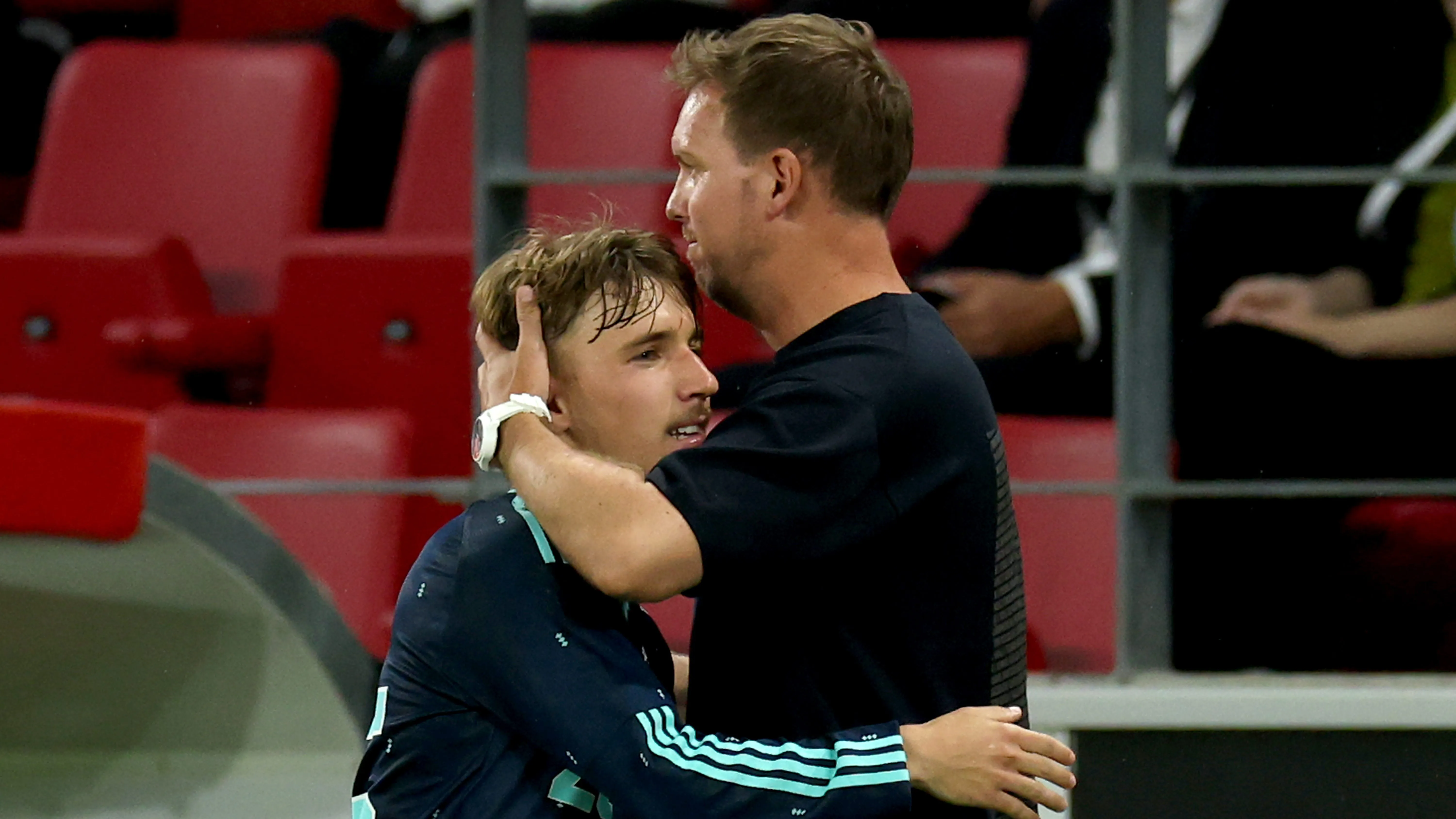 Lennart Karl abraçando o treinador Julian Nagelsmann. Foto: Alexander Hassenstein/Getty Images