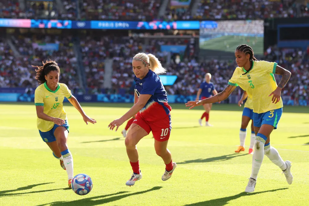 Jogadoras de Brasil e Estados Unidos disputando pela bola – Foto: Robert Cianflone/Getty Images