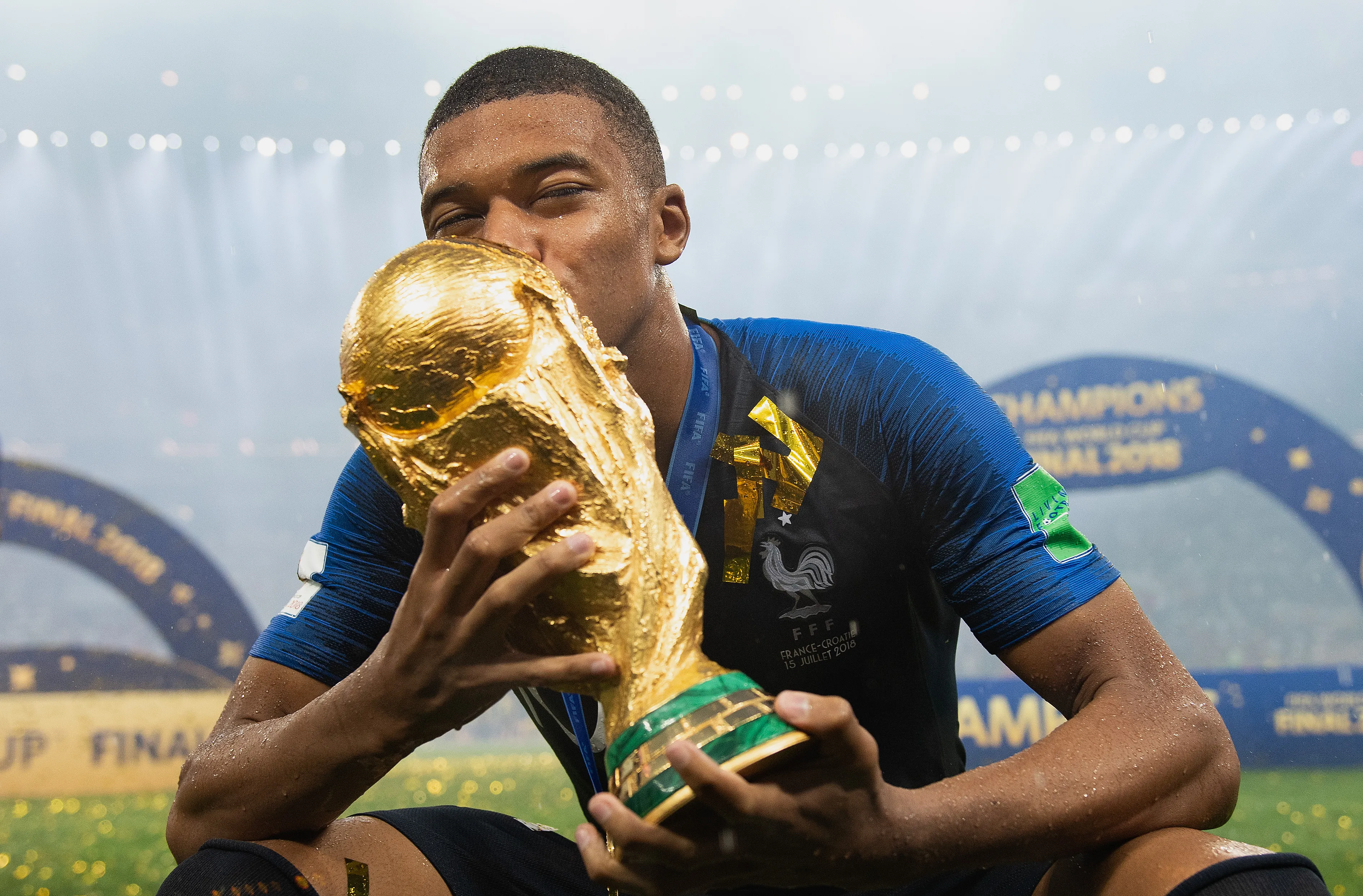 Mbappé com o troféu da Copa do Mundo de 2018. (Foto: Matthias Hangst/Getty Images)