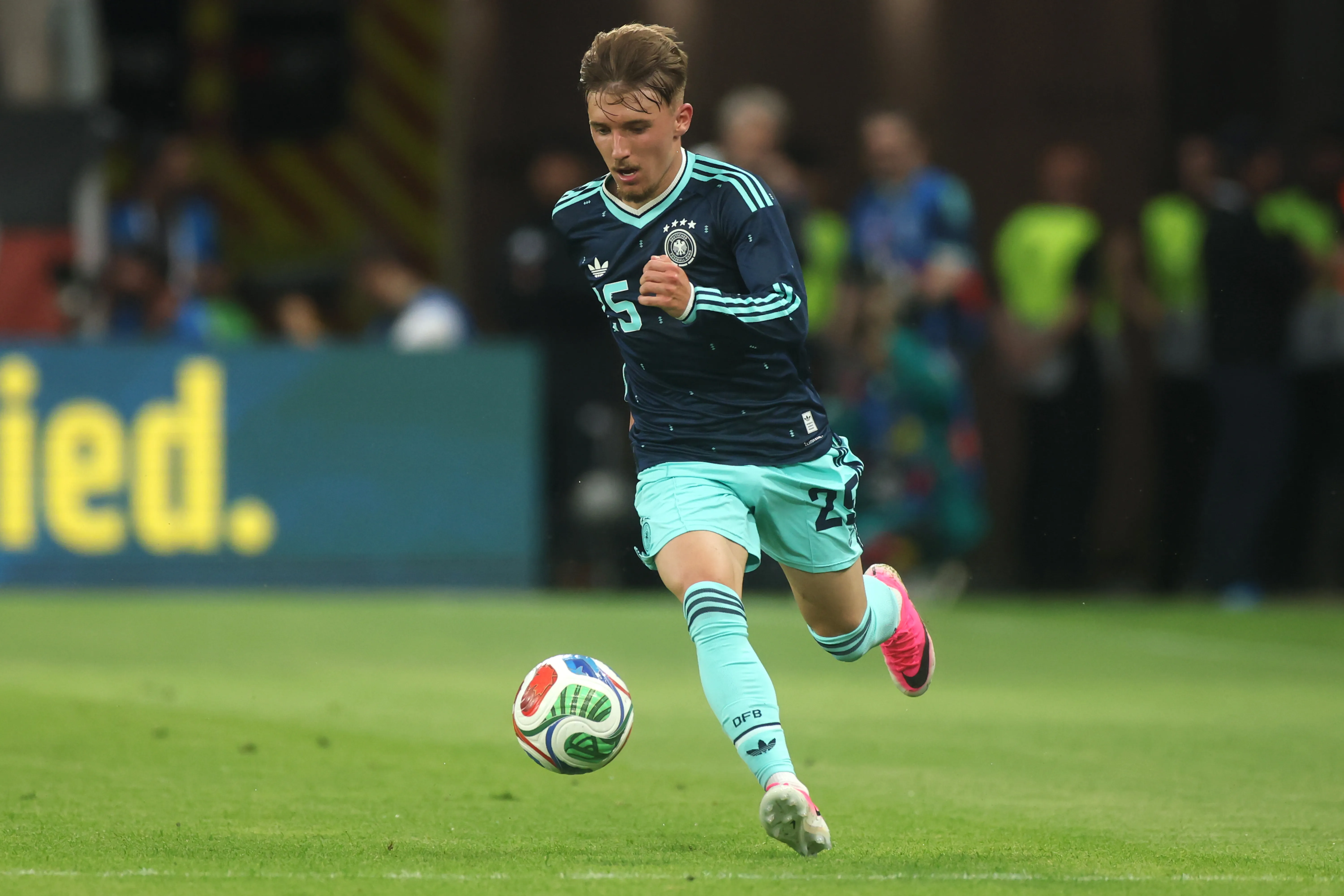Lennart Karl em uma partida pela Alemanha (Foto: Alex Grimm/Getty Images)