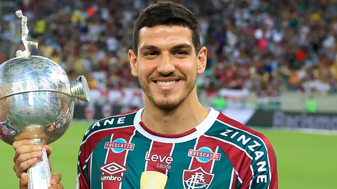 Nino, alvo de Palmeiras e Fluminense, segurando a taça da Libertadores. Foto: Buda Mendes/Getty Images