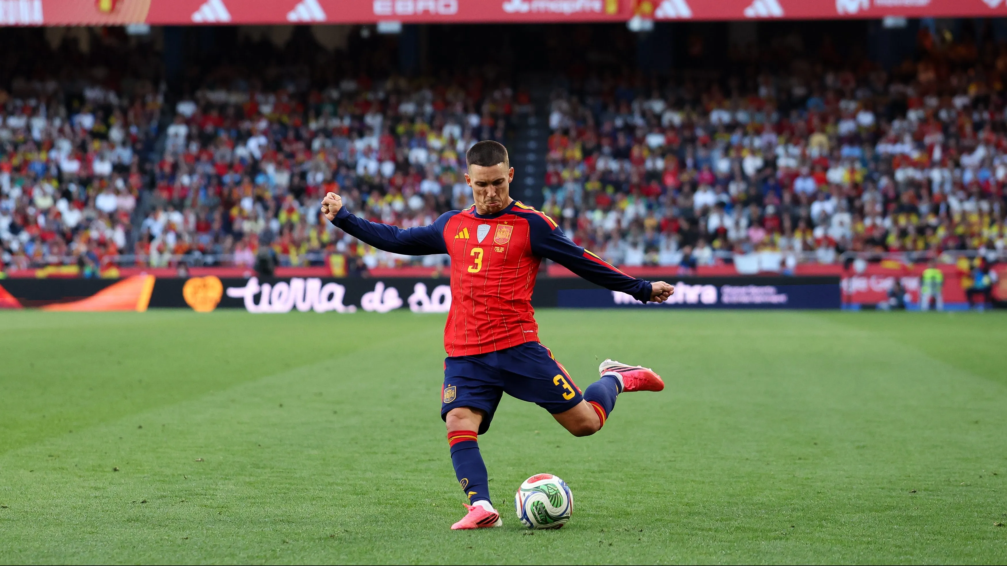 Alejandro Grimaldo em jogo da seleção espanhola