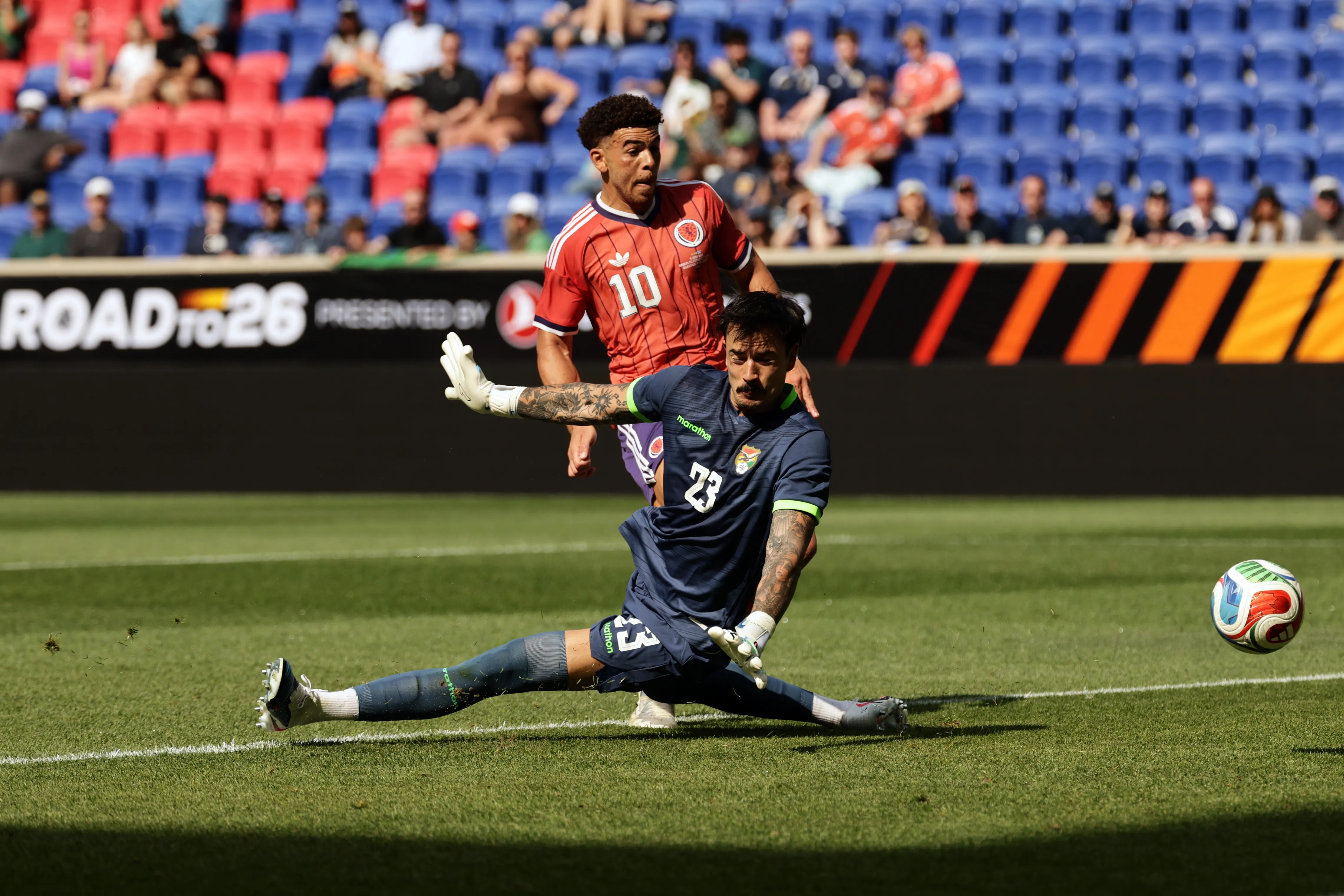 Che Adams marcando o terceiro gol da Escócia (Photo by Adam Hunger/Getty Images)