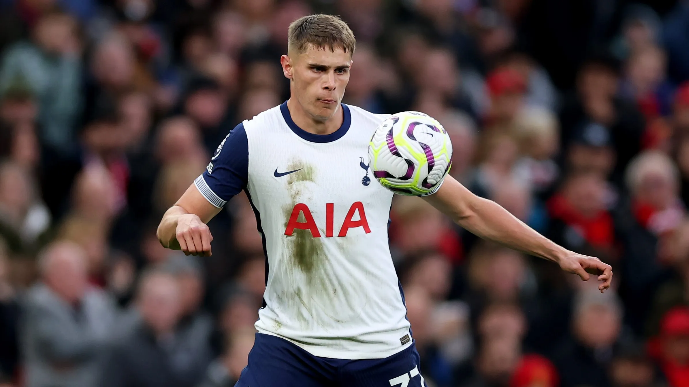 Micky Van de Ven, alvo do Liverpool, em jogo do Tottenham