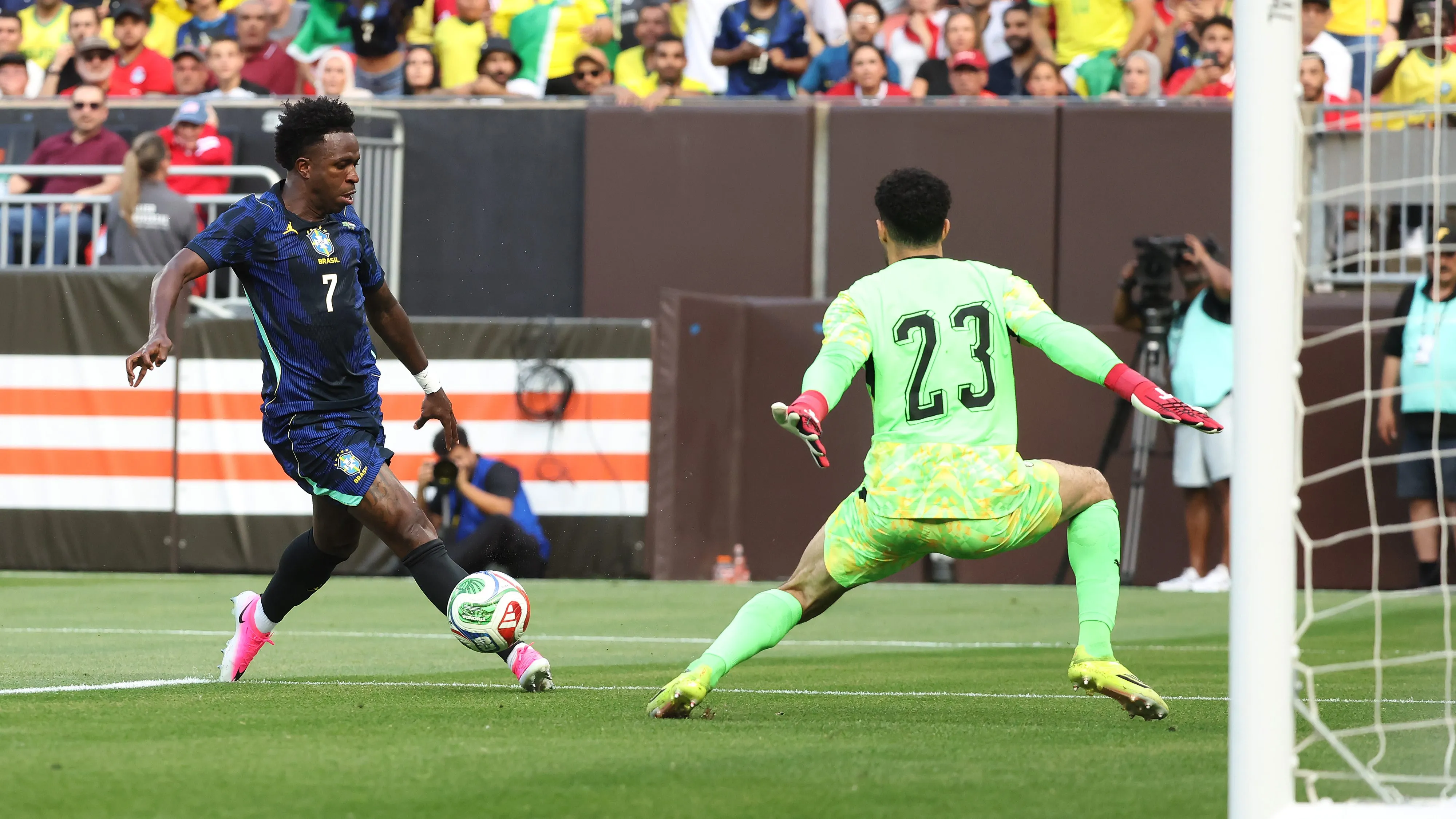 Vini Jr perdendo gol em jogo do Brasil. Foto: Kirk Irwin/Getty Images