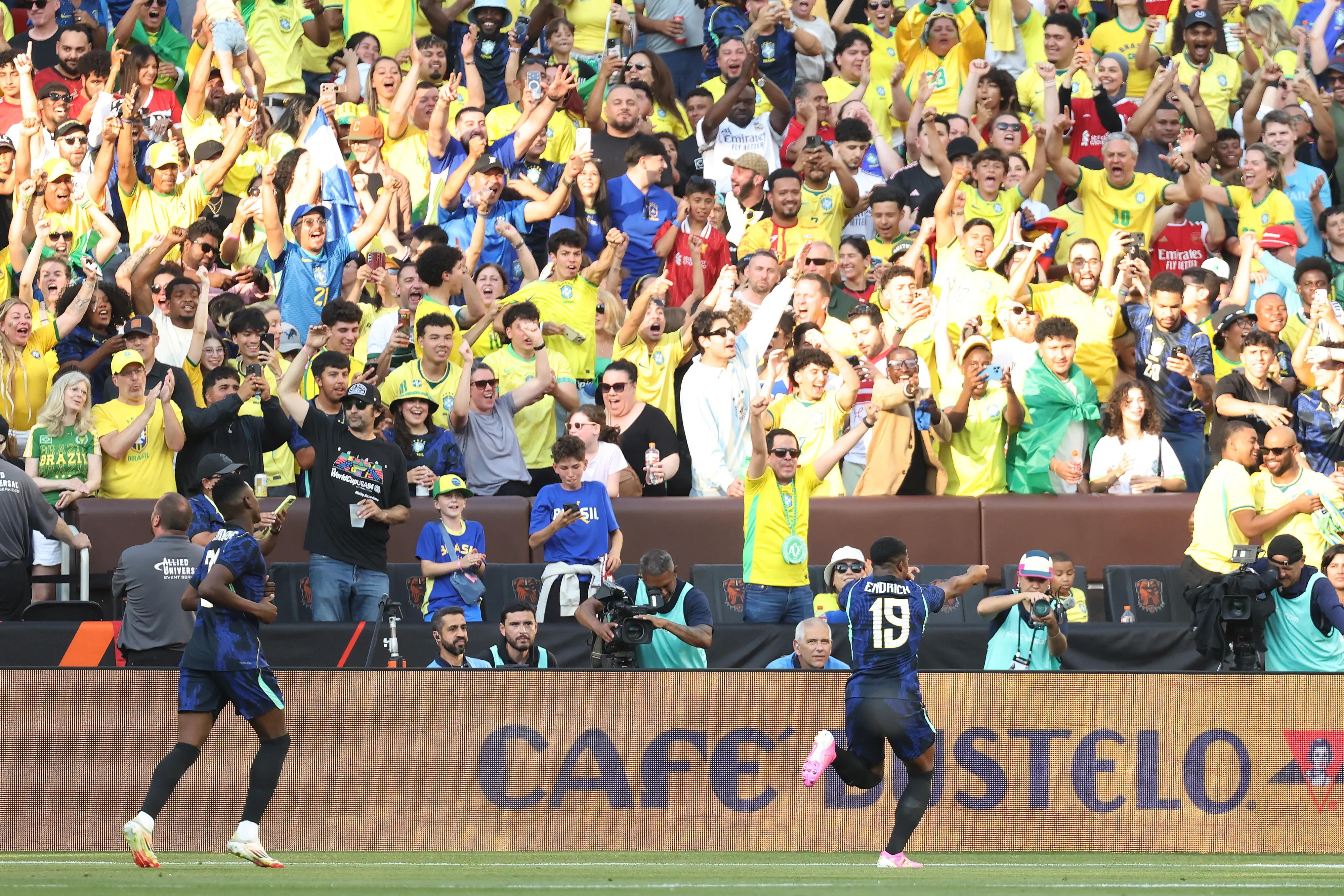 Endrick comemorando gol pela Seleção Brasileira. (Foto: Kirk Irwin/Getty Images)