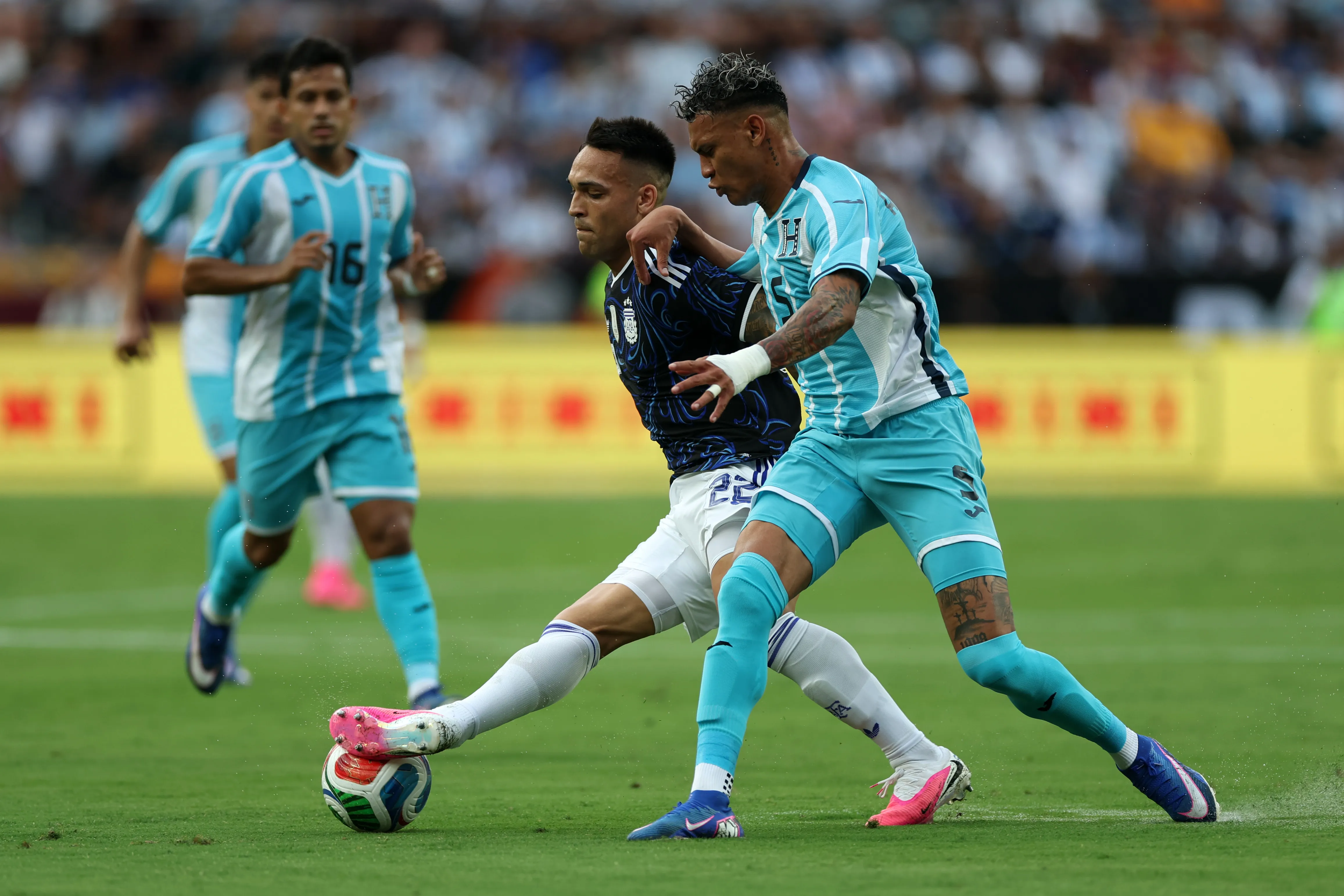 Lautaro Martínez em disputa com Kevin Arreaga (Photo by Tim Warner/Getty Images)
