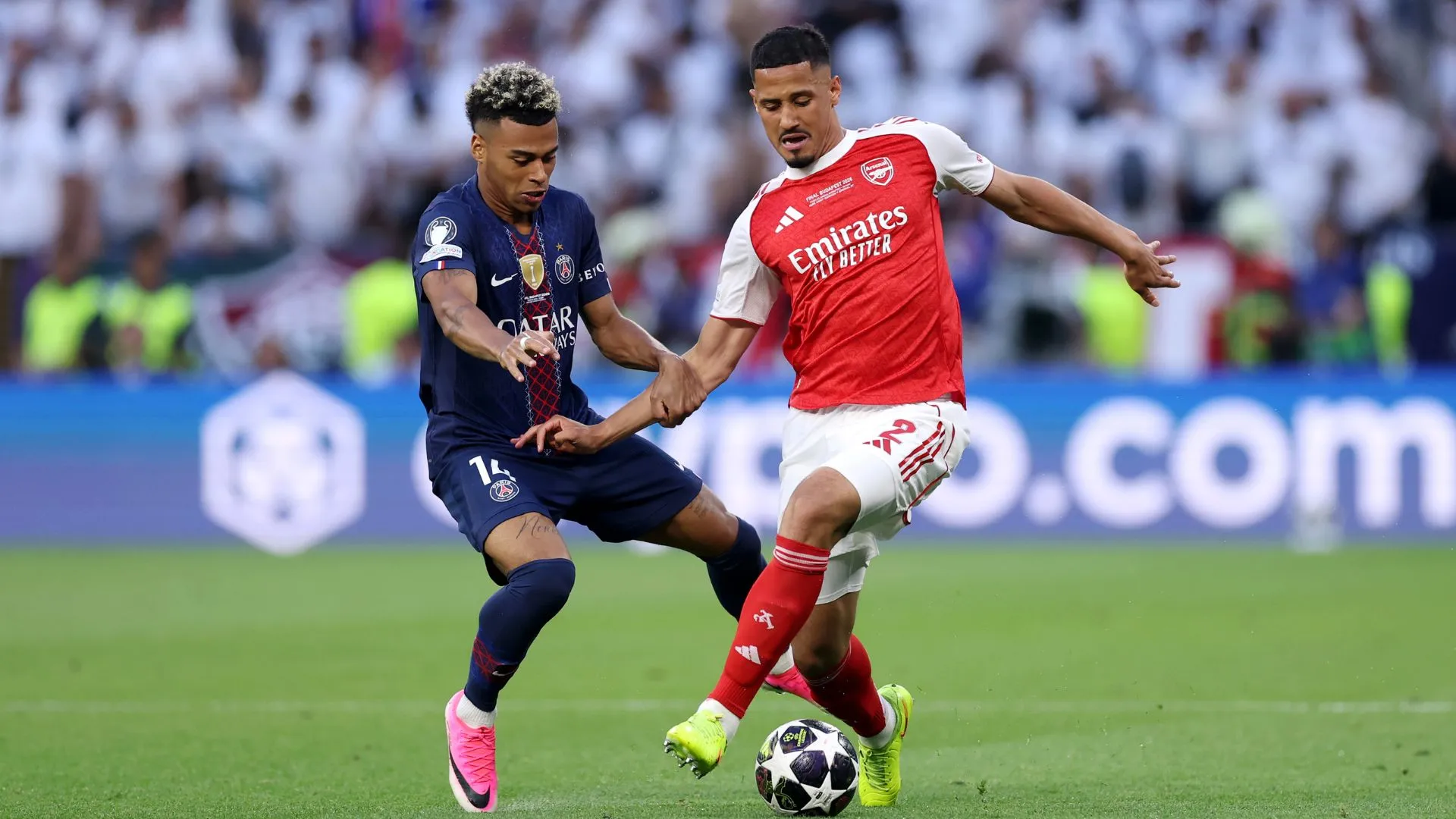 Saliba (à direita) jogou a final da Champions League entre PSG e Arsenal (foto: Carl Recine/Getty Images)