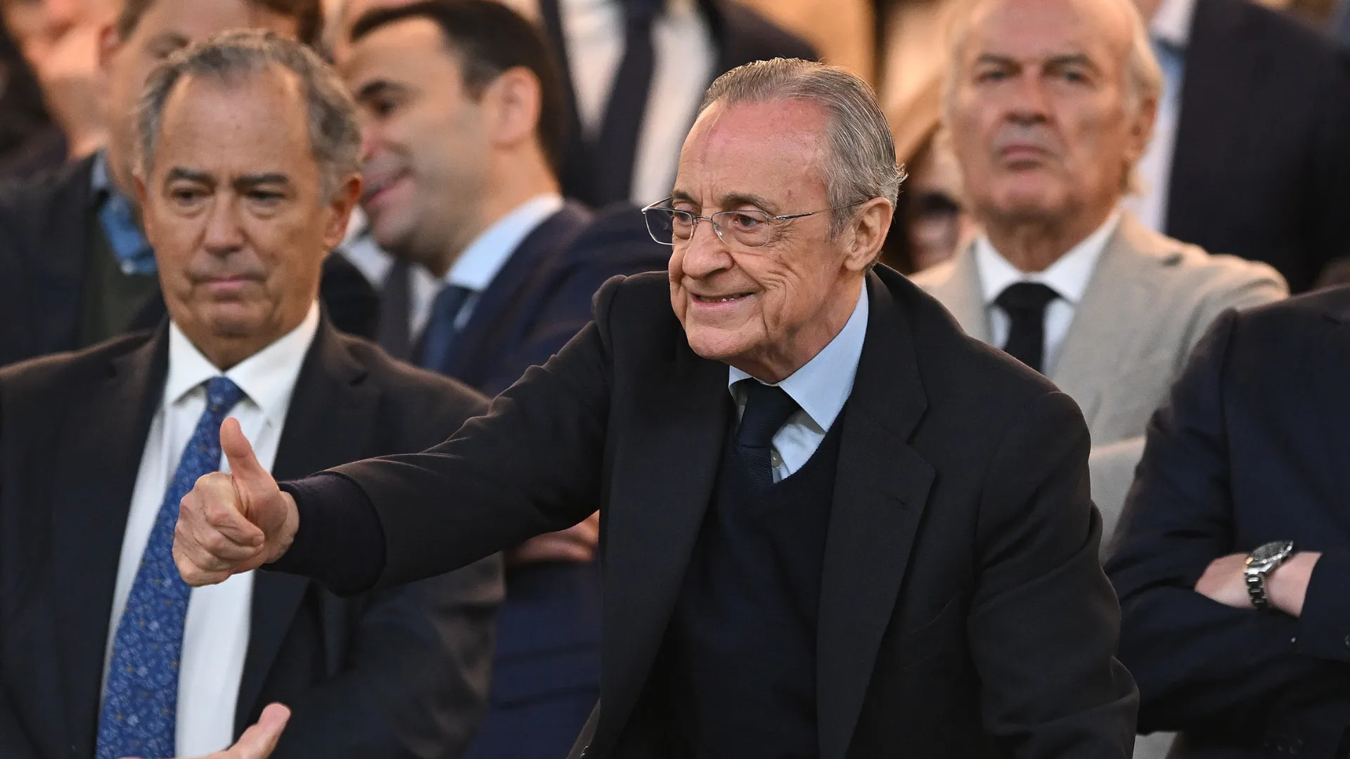Florentino Pérez faz sinal de 