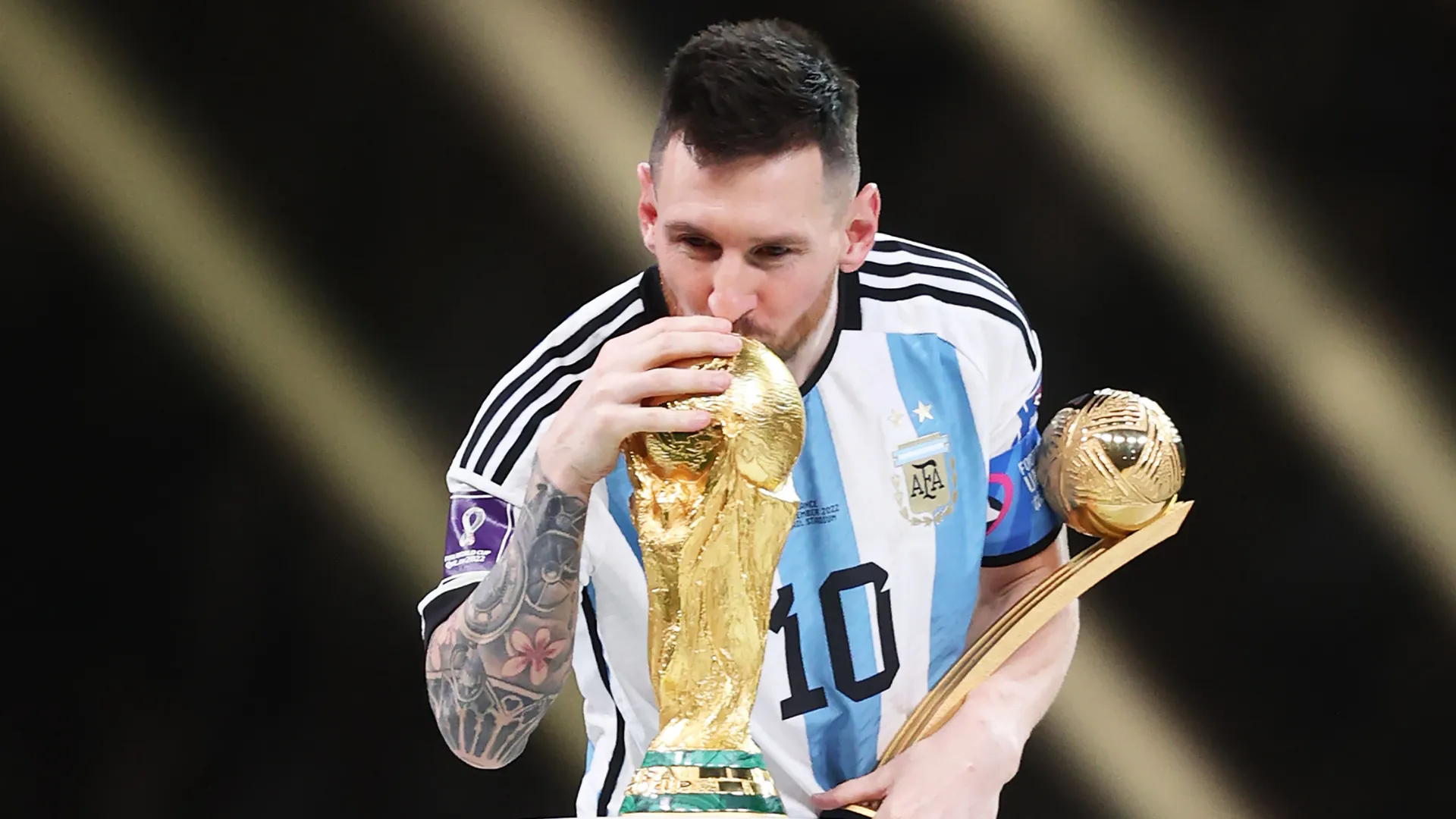 Messi beija o troféu da Copa do Mundo