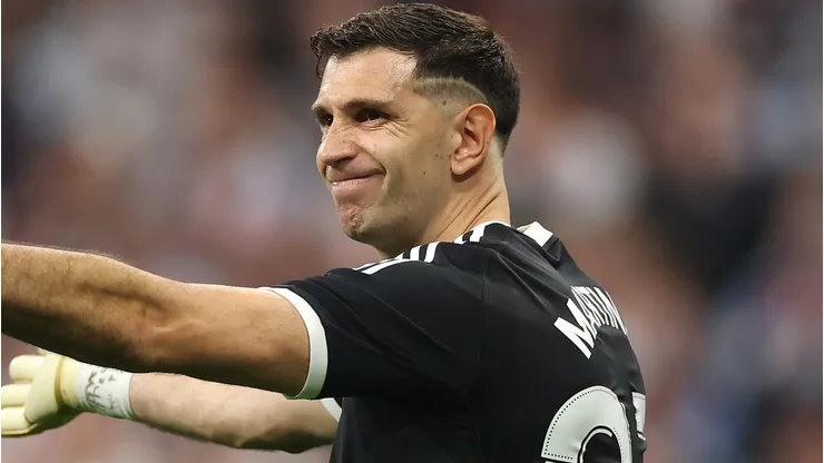 Dibu Martinez em campo pelo Aston Villa. (Photo by Stu Forster/Getty Images)