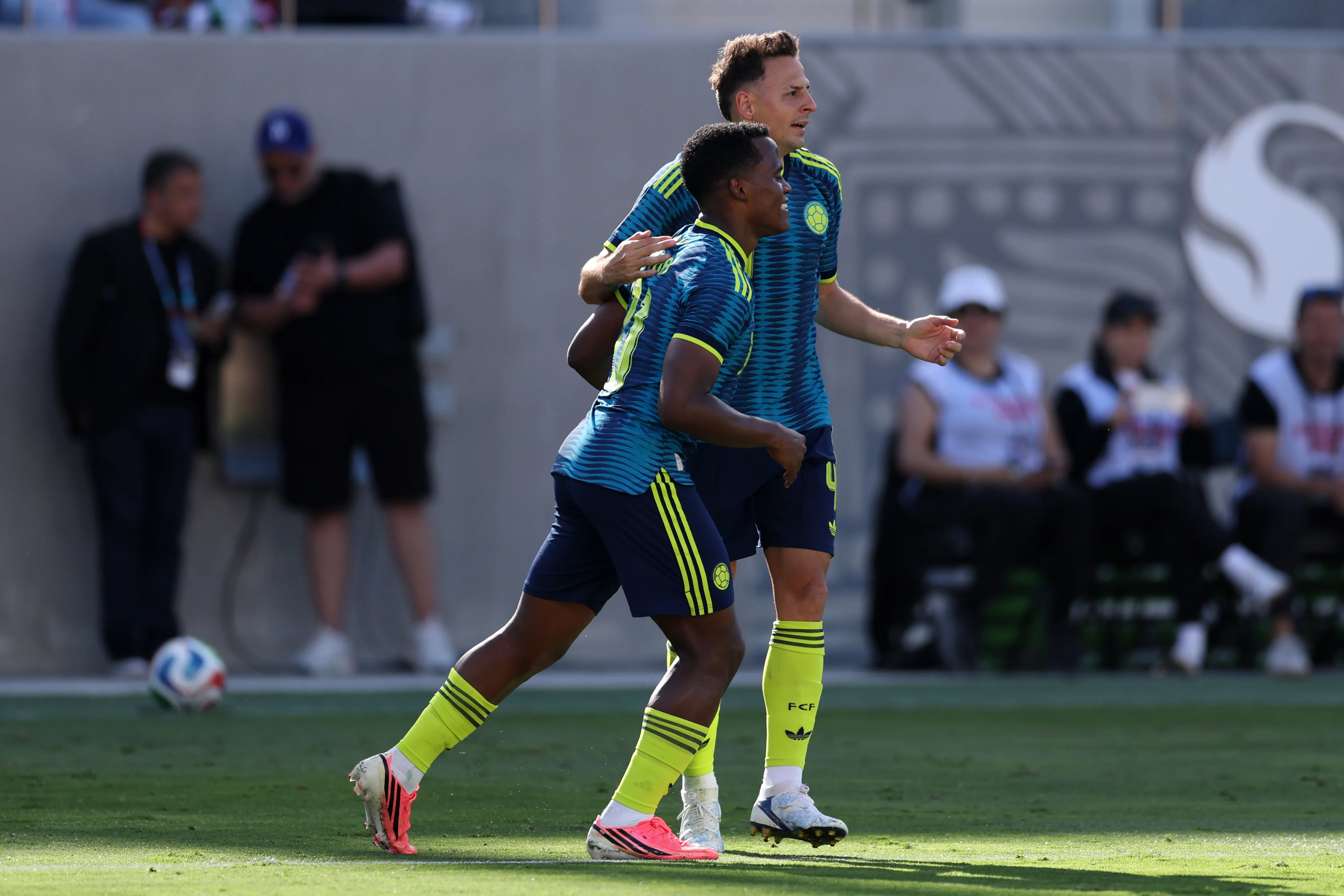 Jhon Arias e Santiago Arias comemoram gol da Colômbia. (Photo by Mike Nowak/Getty Images)