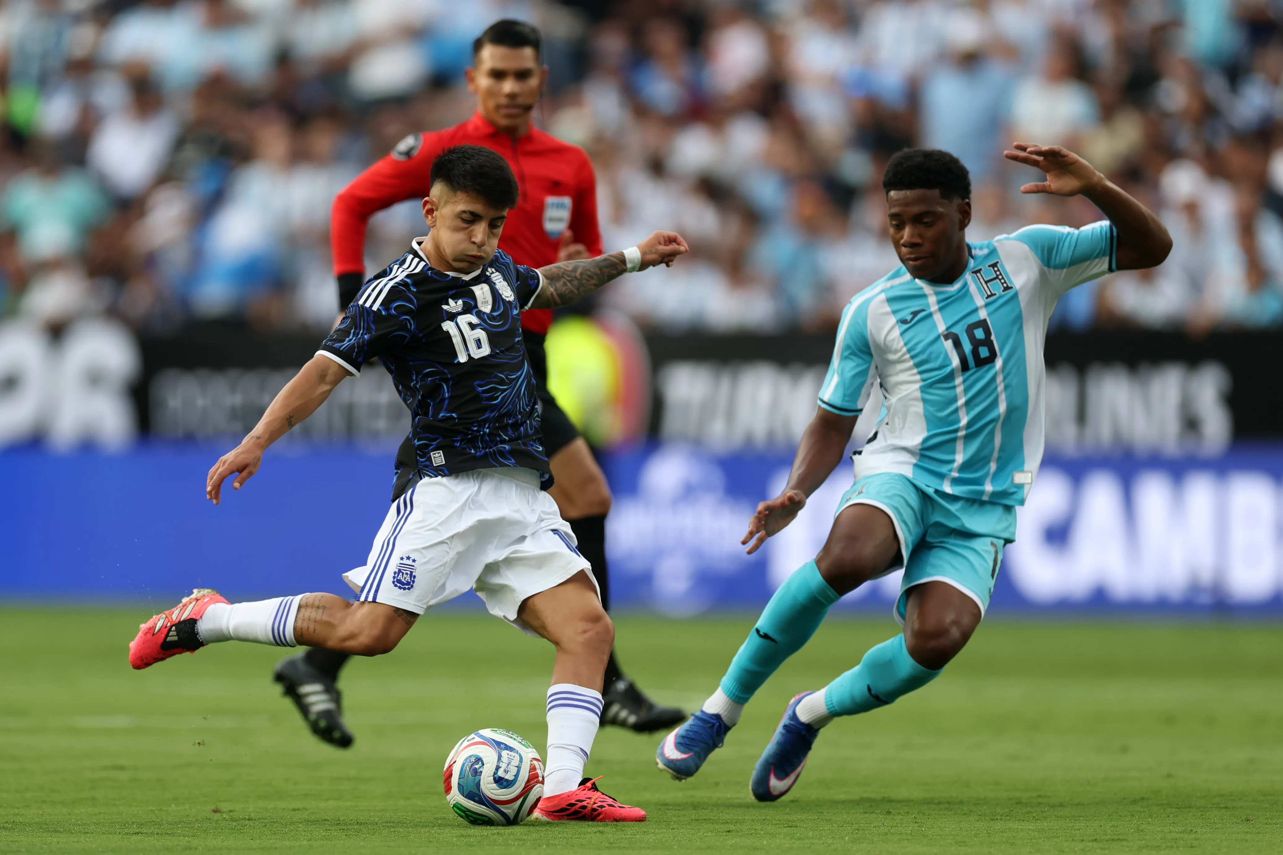 Almada em jogo da Argentina. Foto: Tim Warner/Getty Images