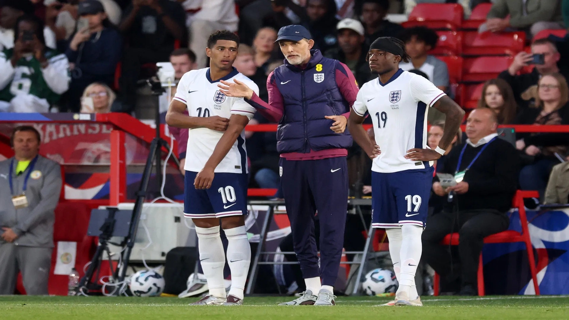 Tuchel com Bellingham e Madueke em partida da Inglaterra em 2025 – Carl Recine/Getty Images