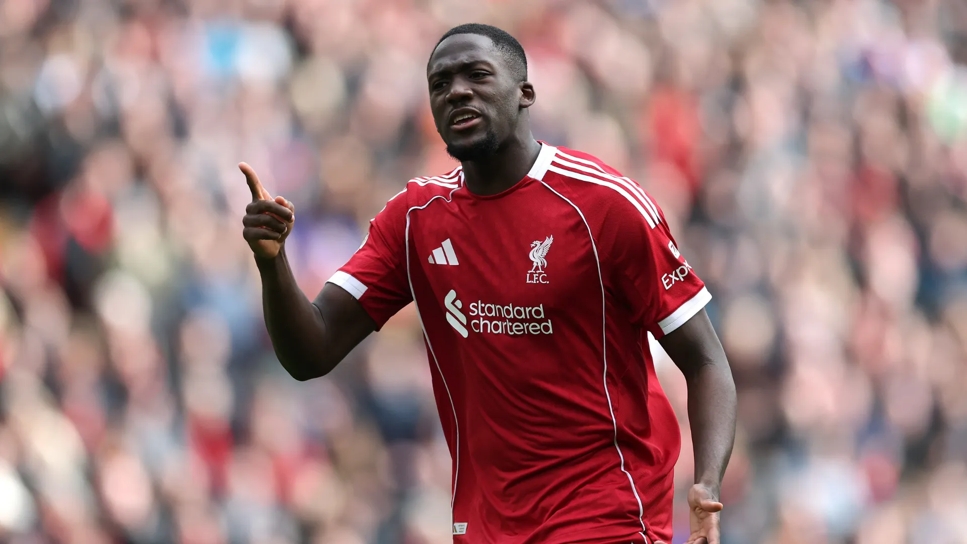 Ibrahima Konaté reclama durante jogo do Liverpool