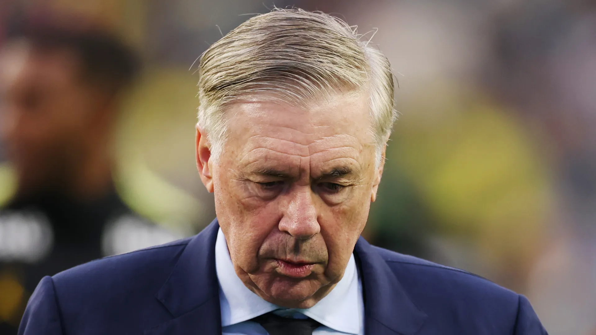 Carlo Ancelotti olhando para baixo em jogo da Seleção