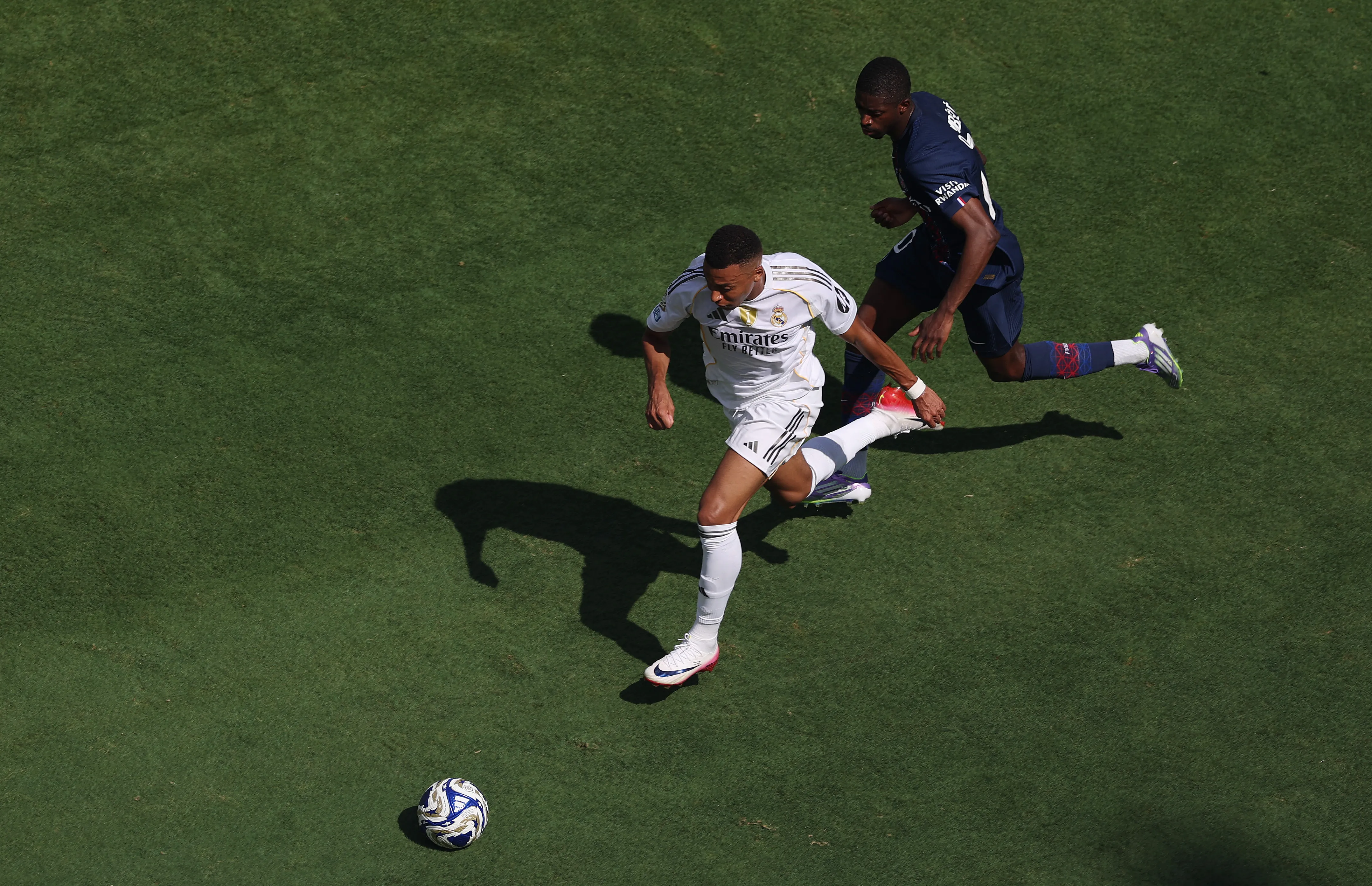 Dembélé marca Mbappé durante PSG x Real Madrid. Foto: Al Bello/Getty Images