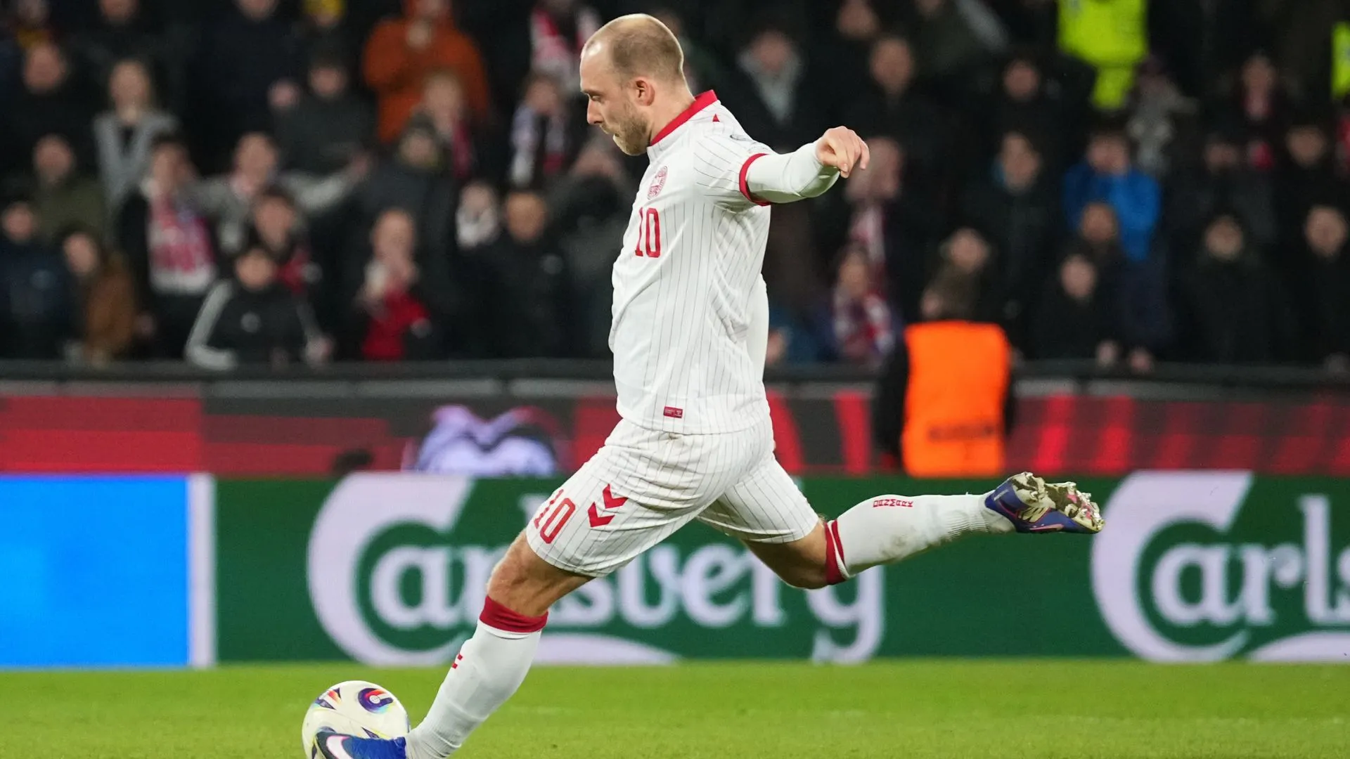 Eriksen em jogo da Dinamarca (foto: Gabriel Kuchta/Getty Images)