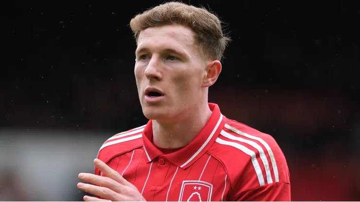 Manchester City tem vantagem sobre United para fechar com o meio-campista Elliot Anderson, do Nottingham Forest. Foto: IMAGO / SOPA Images