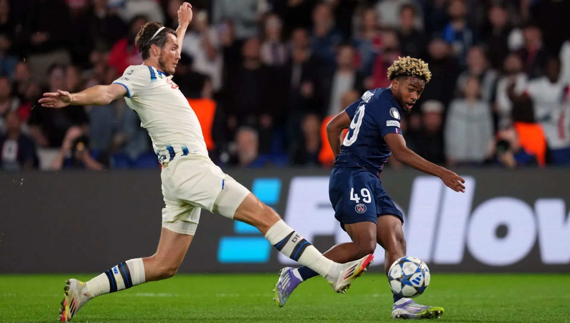 Ibrahim Mbaye, do PSG, sob pressão durante partida da Champions League. Foto: Franco Arland/Getty Images