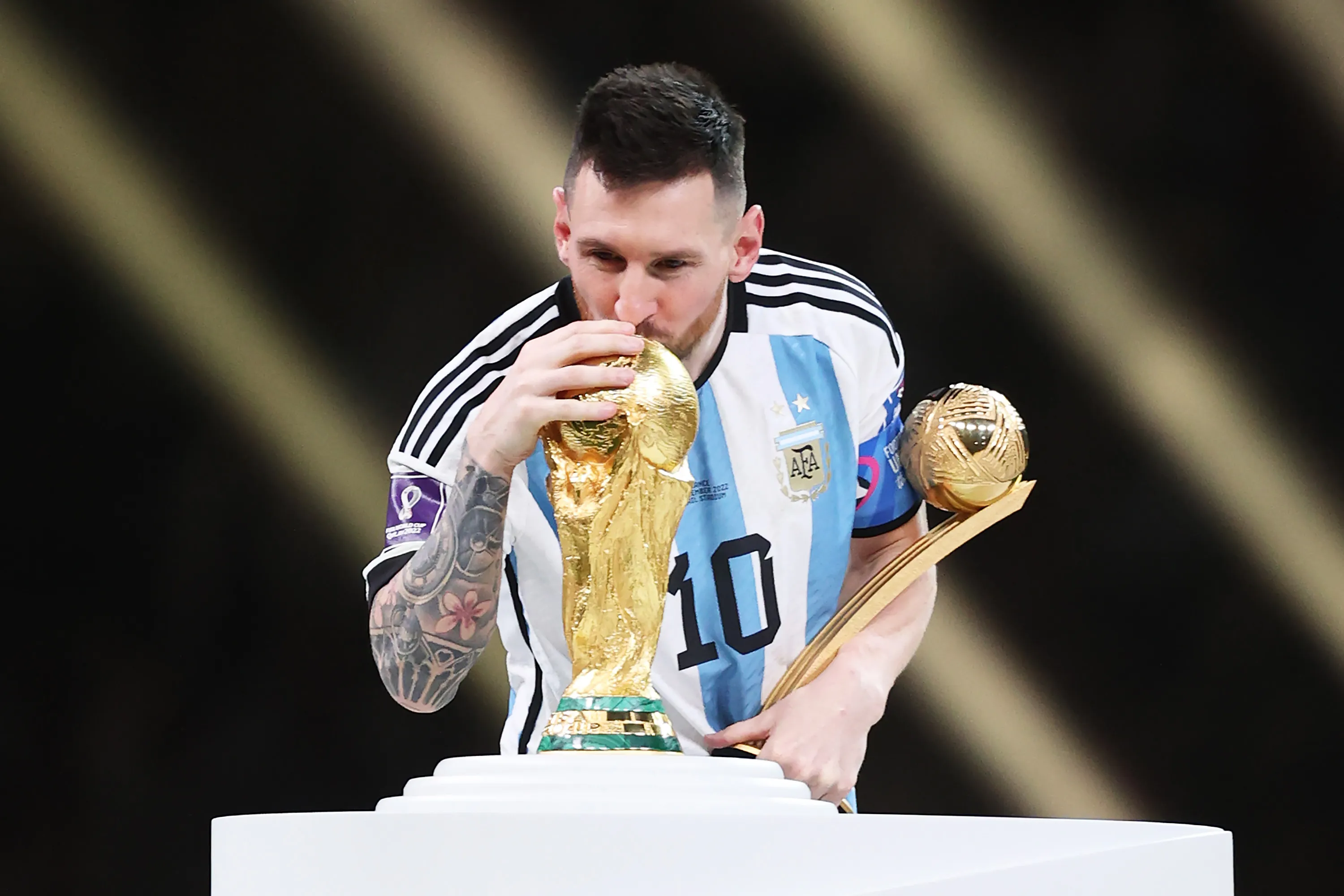 Messi com a taça da Copa do Mundo. Foto: Julian Finney/Getty Images