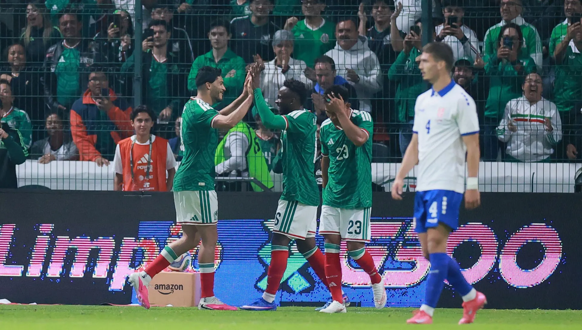 Jogadores do México comemoram após marcar gol durante amistoso. Foto: Manuel Velasquez/Getty Images