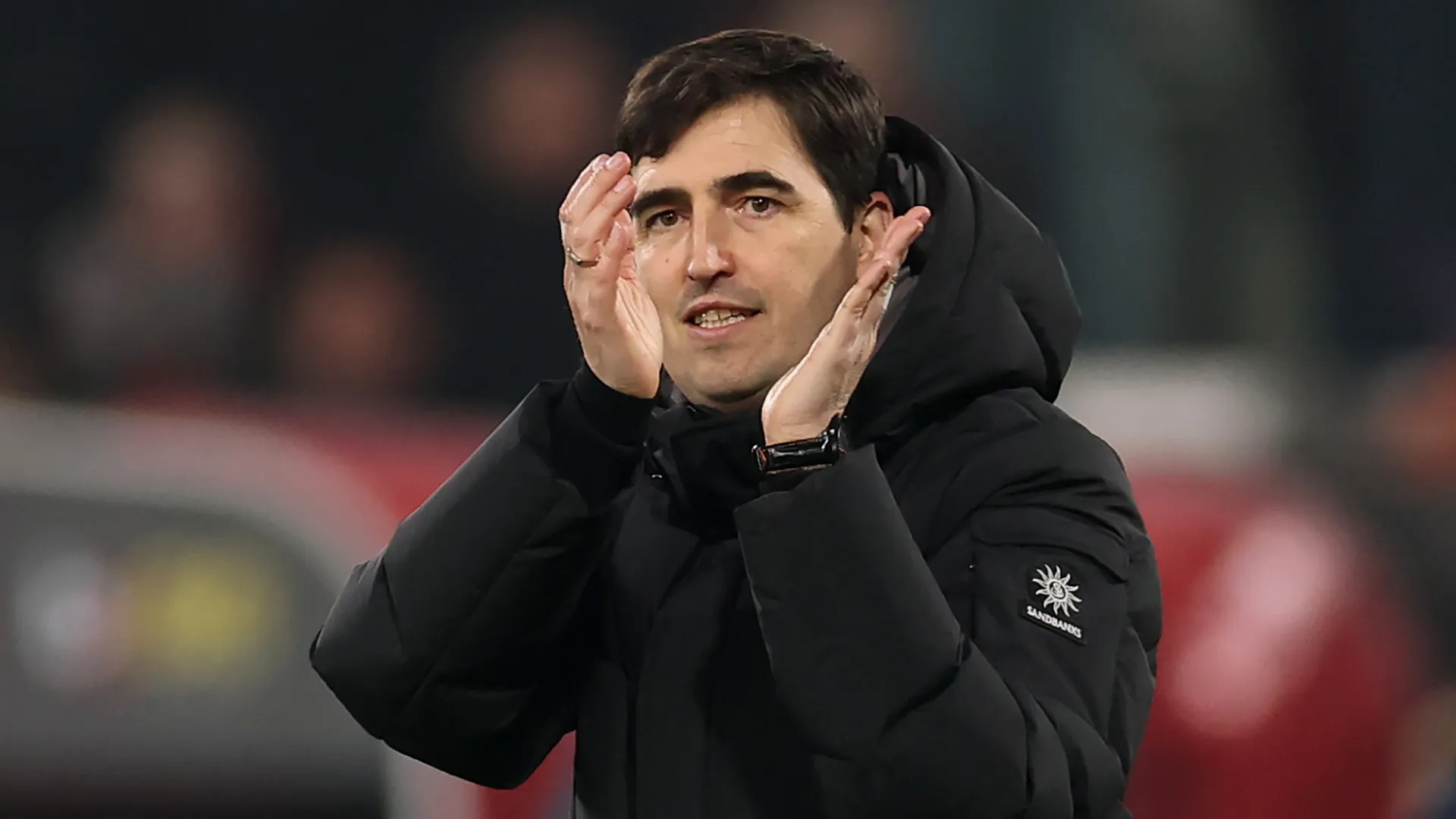 Andoni Iraola bate palmas após jogo do Bournemouth