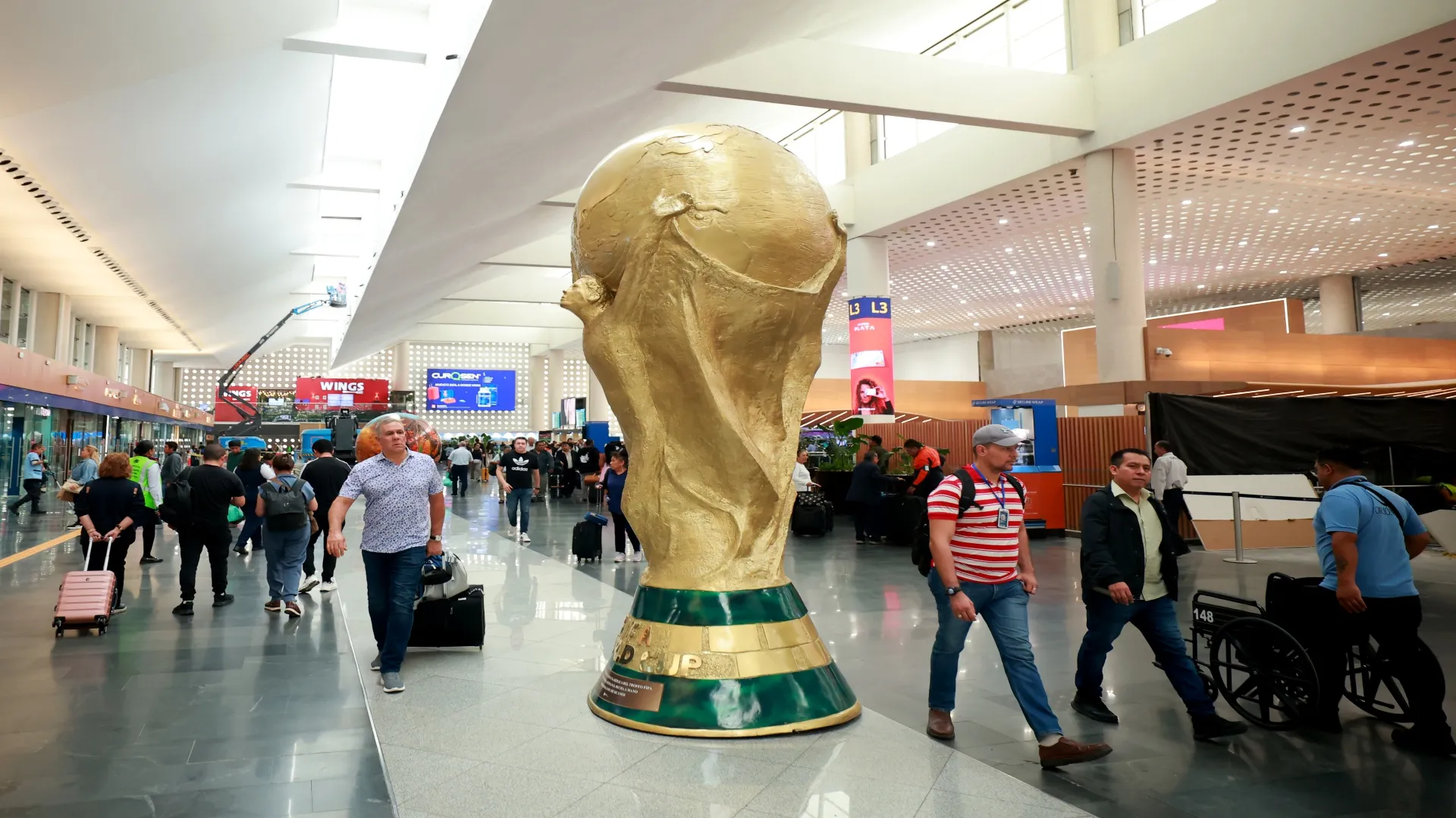 Escultura do troféu da Copa do Mundo no aeroporto da Cidade do México – Hector Vivas/Getty Images