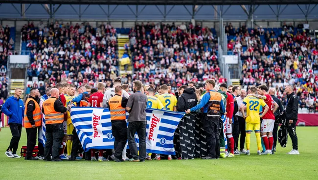 Jogadores socorrem Eriksen, após desmaiar durante amistoso. Foto: IMAGO/Gonzales
