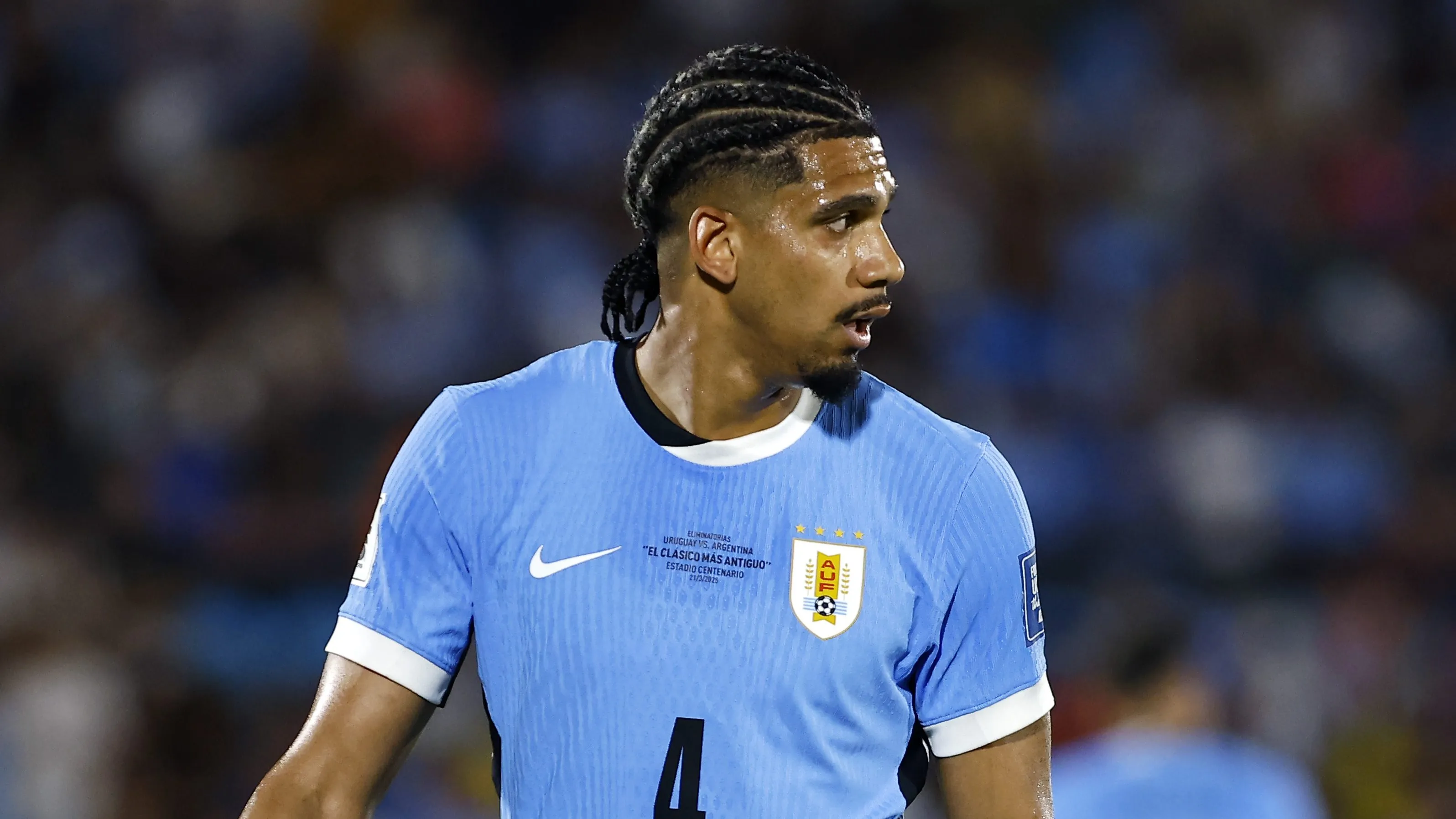 Ronald Araújo olhando para o lado com camisa azul celeste em jogo do Uruguai